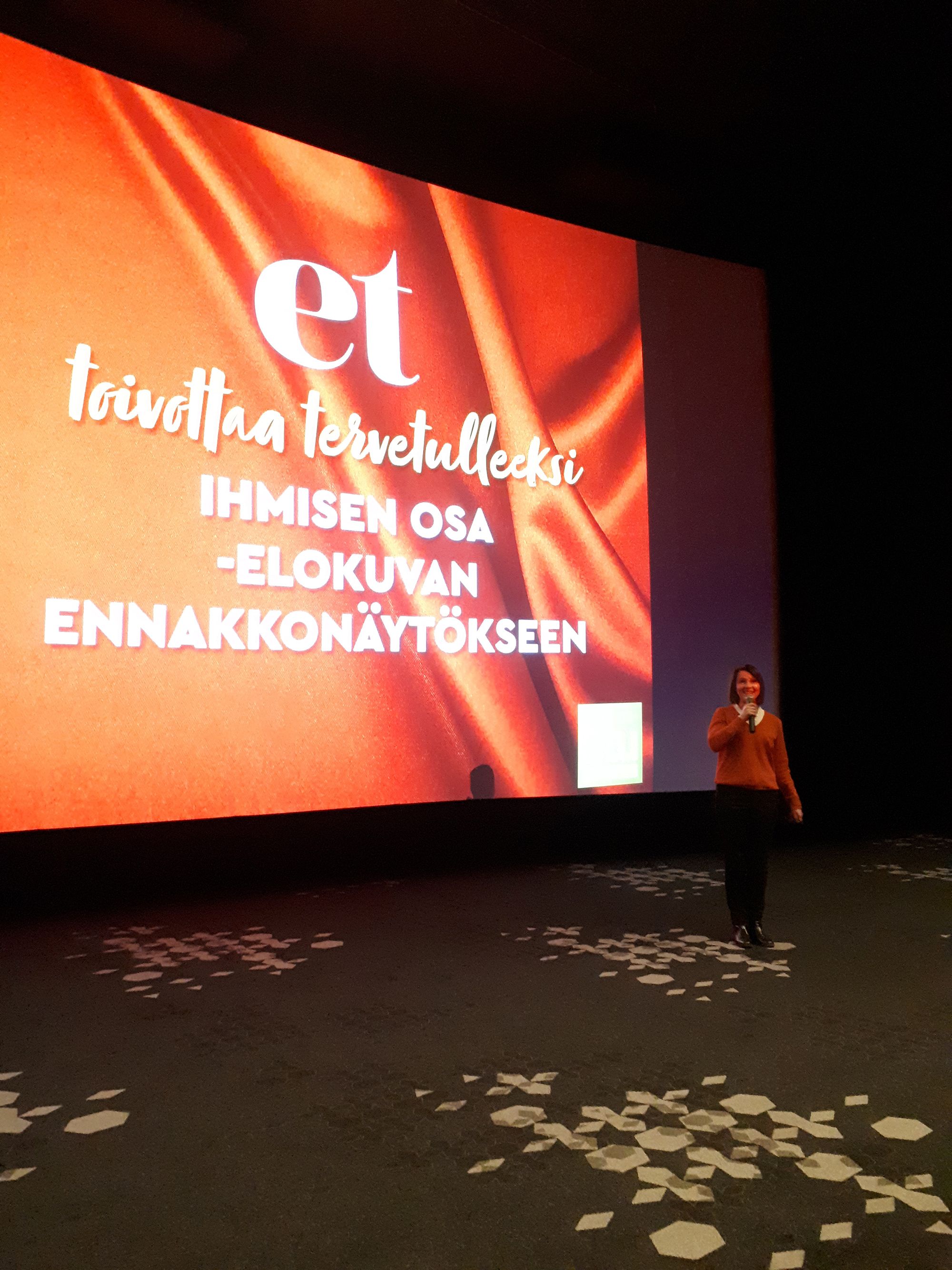 ET:n päätoimittaja Katriina Palo-Närhinen toivotti lukijat tervetulleeksi ennakkonäytökseen.