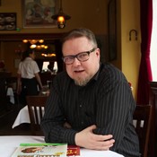 Sarjakuvien savontaja Olavi Rytkönen kertoo, millaiset olisivat savolaiset urheiluselostukset