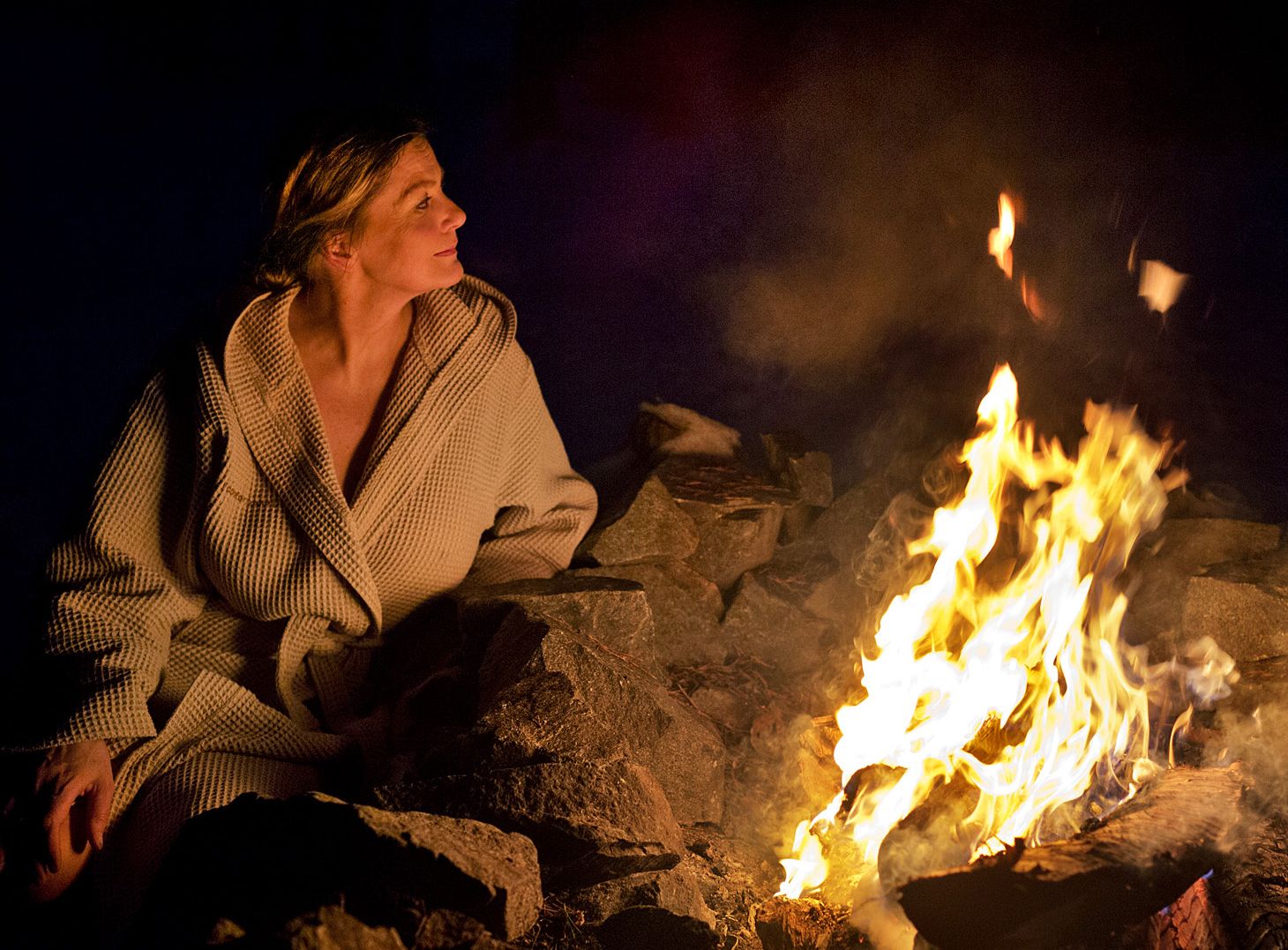 Anne ammentaa voimakirjoistaan myös turistien iloksi ja ihmeeksi. – Suomessa on maailman suurin kansanrunousarkisto. Sieltä löytyy 35 000 hyvinvointiin liittyvää loitsua.