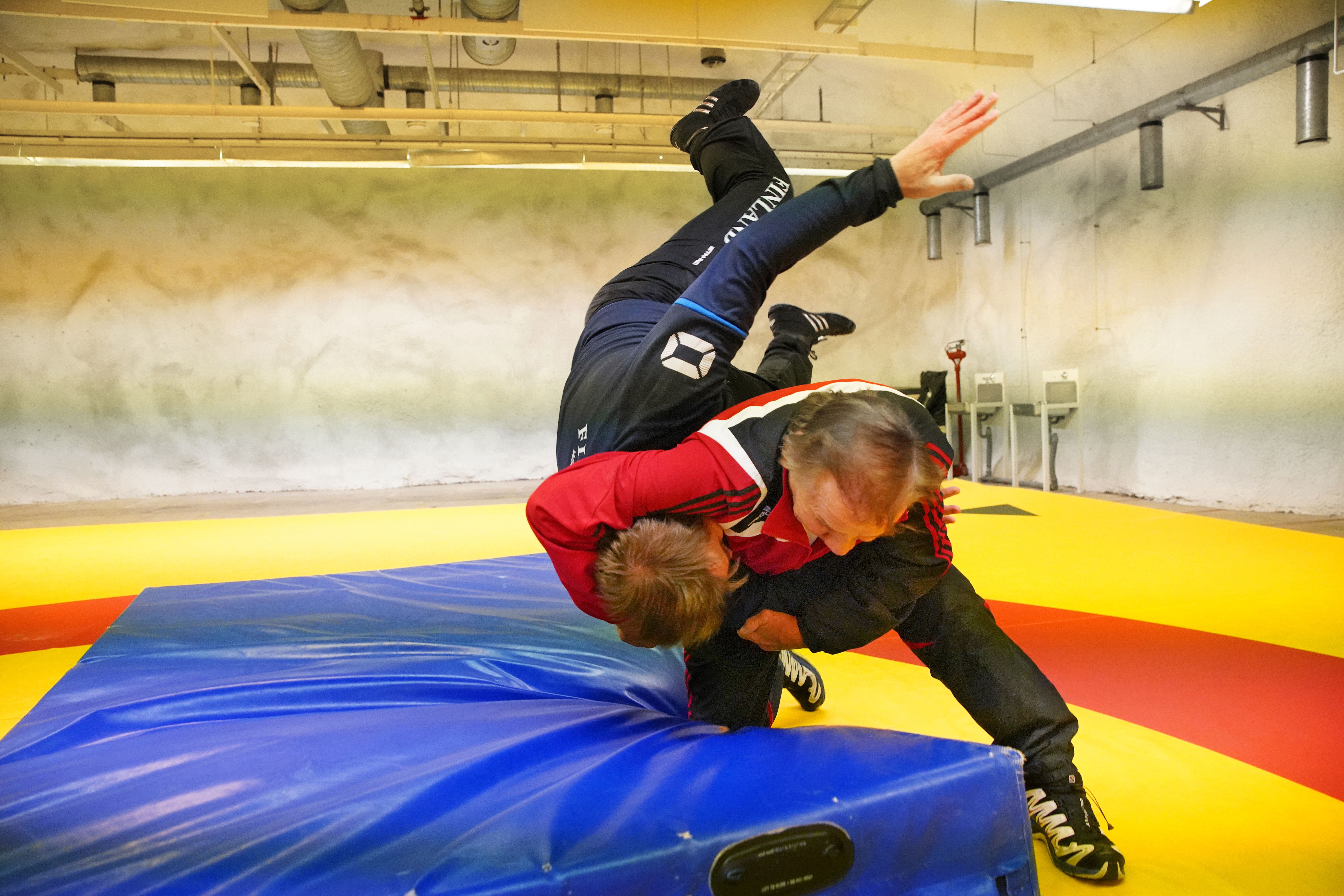 Eino Grön ja Tuomo Karila painivat Rajatorpan väestösuojassa viime vuonna.