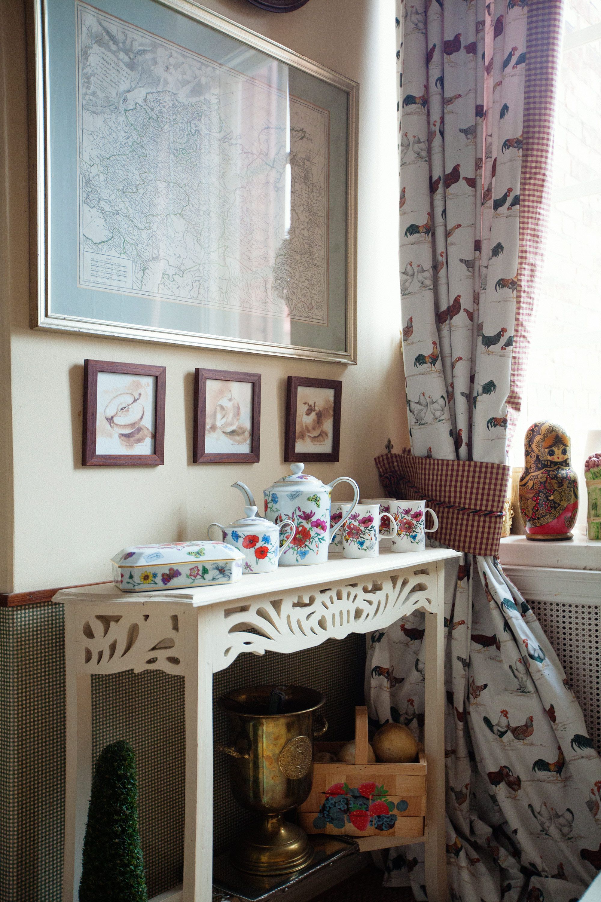 Pienellä pöydällä on luksusbrändi Guccin astioita. 