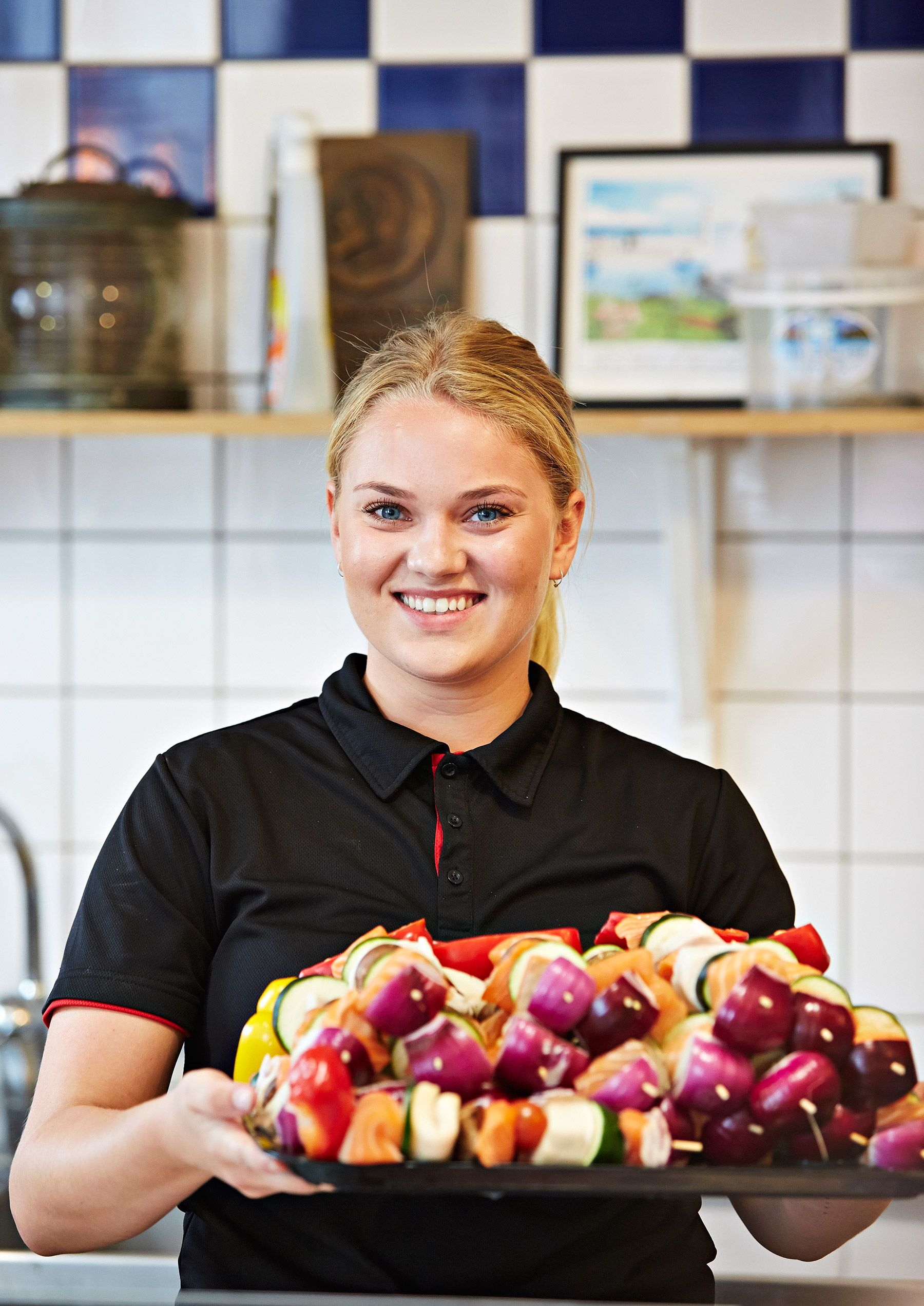 Saga Höggren työskentelee Limhamn Fiskrökeri -ravintolassa.