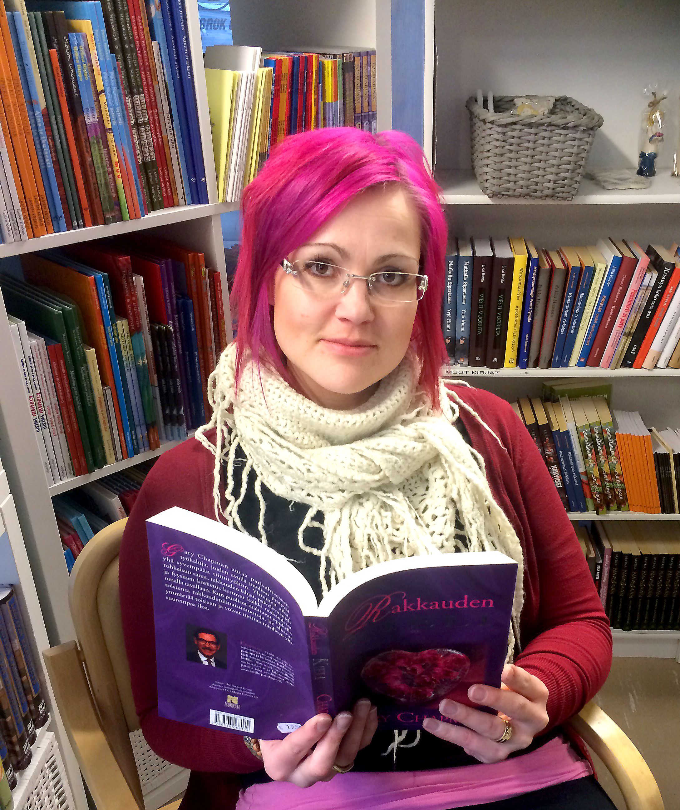 Kristillisen kirjakaupan asiakkaita ovat seurakunnat, eri yhteisöt ja yksityiset henkilöt, kertoo Hanna.