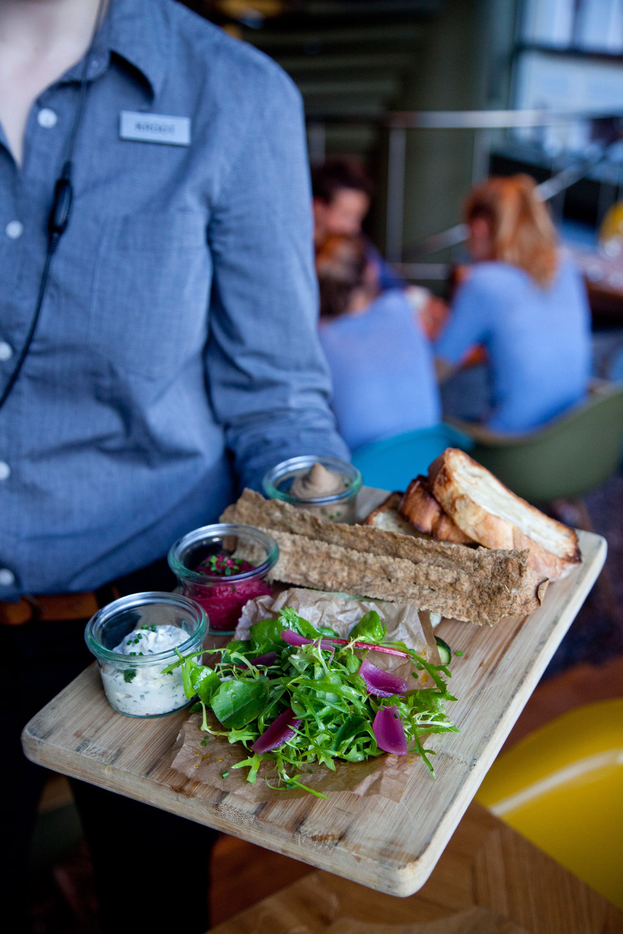 Suositun ravintola Pefasuksen leipätarjotin on runsas.