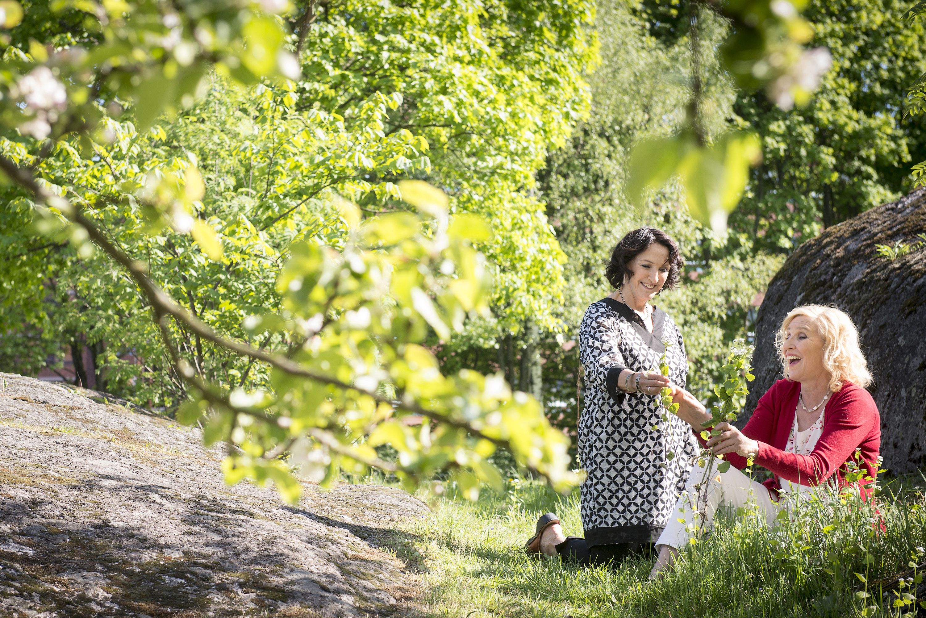 – Olisi ihana päästä maailmankiertueelle näyttelemään yhdessä Eijan kanssa, haaveilee Tiia Louste. – Joku yhteinen matkakin voisi olla kiva, Eija Vilpas lisää. 