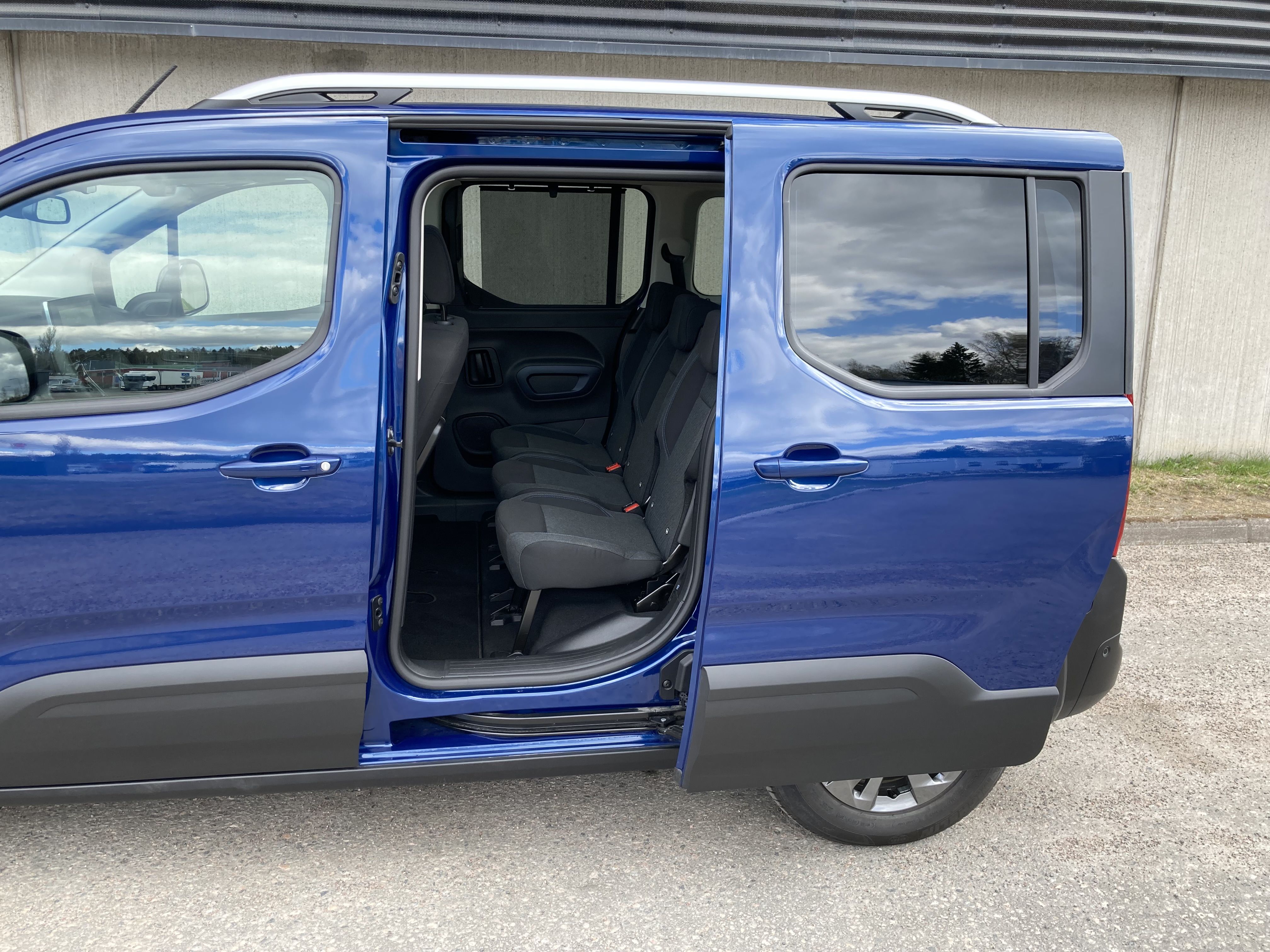 Takapenkeille pääsee kätevien liukuovien kautta.