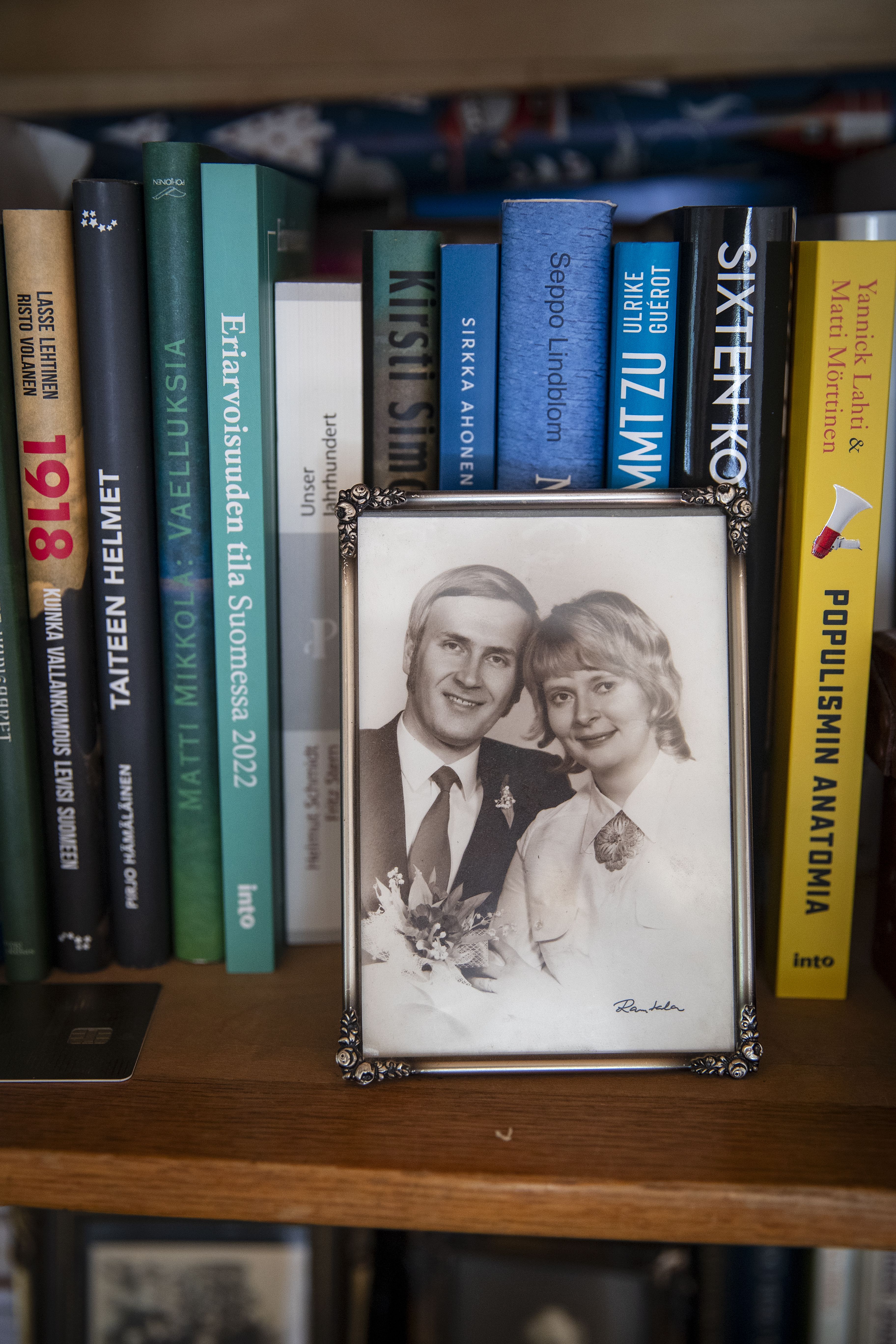 Liisa muistelee, että naimisiinmenovuosi oli 1972. Sepon mielestä ei. Niillä main kuitenkin, he sanovat.