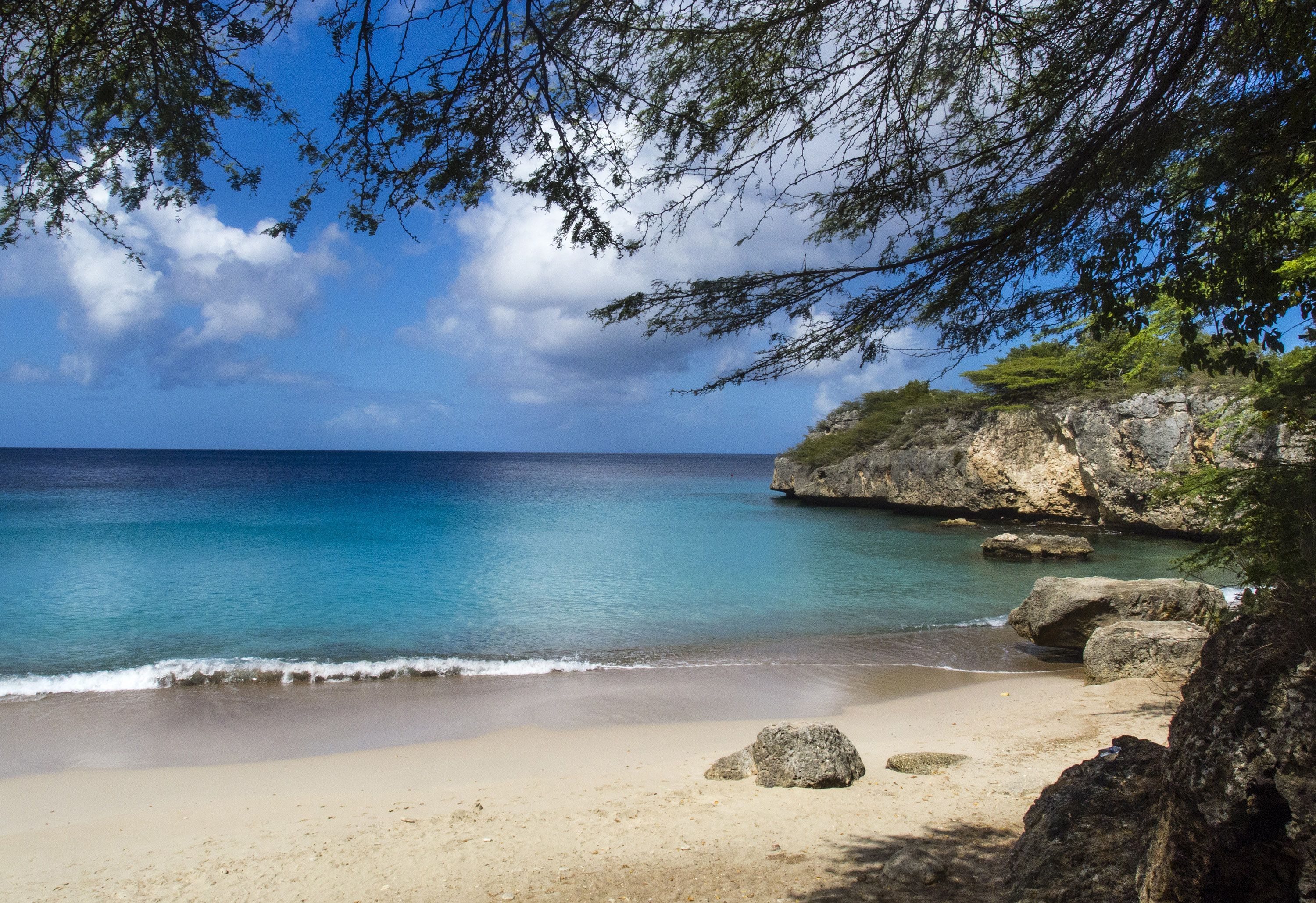 Jeremin taivaallisen kirkas laguuni. Kaikki hotellit ja kymmenet valkohiekkaiset rannat ovat saaren eteläisellä sivulla.