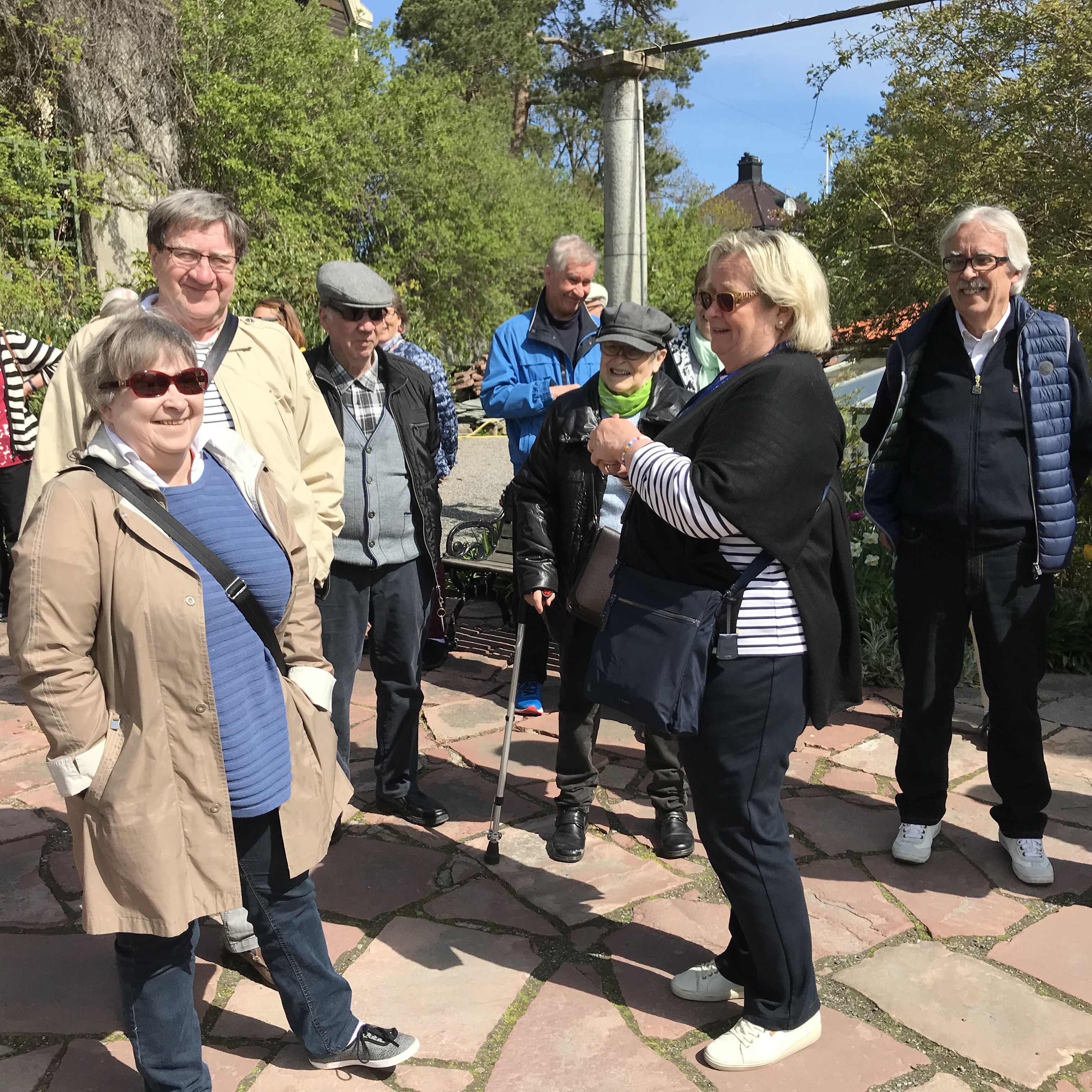 Opas Hellevi kertoi kierroksella elävästi ja kiinnostavasti taiteilijapariskunta Carl ja Olga Millesin elämästä ja työstä.