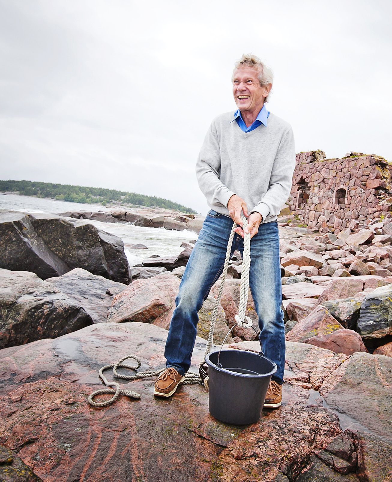 Sören Österberg nostaa vettä. 