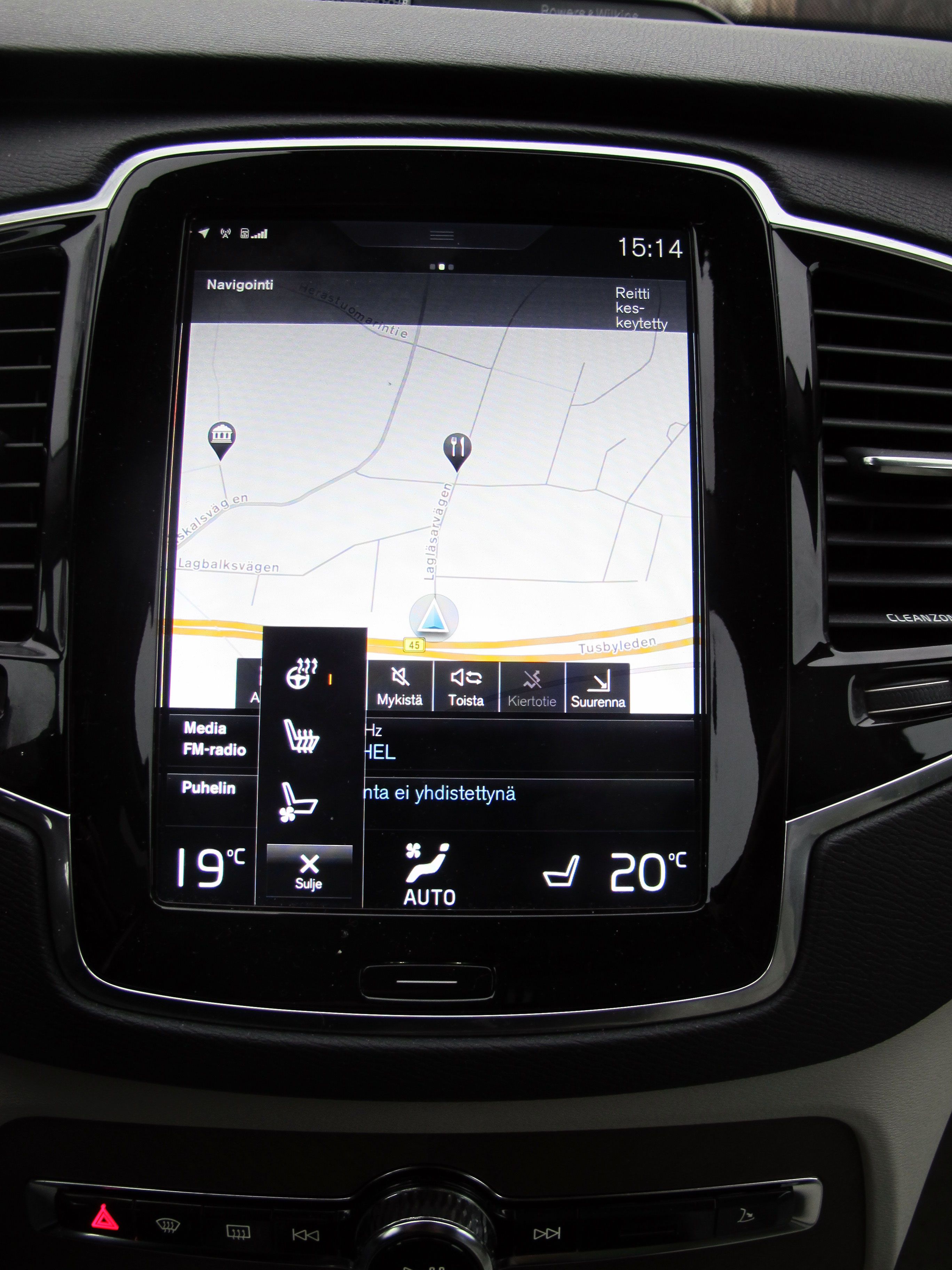 Kosketusnäyttöä voi käyttää hanskat kädessä. Liikenteessä näyttöä on välillä hankala painella.