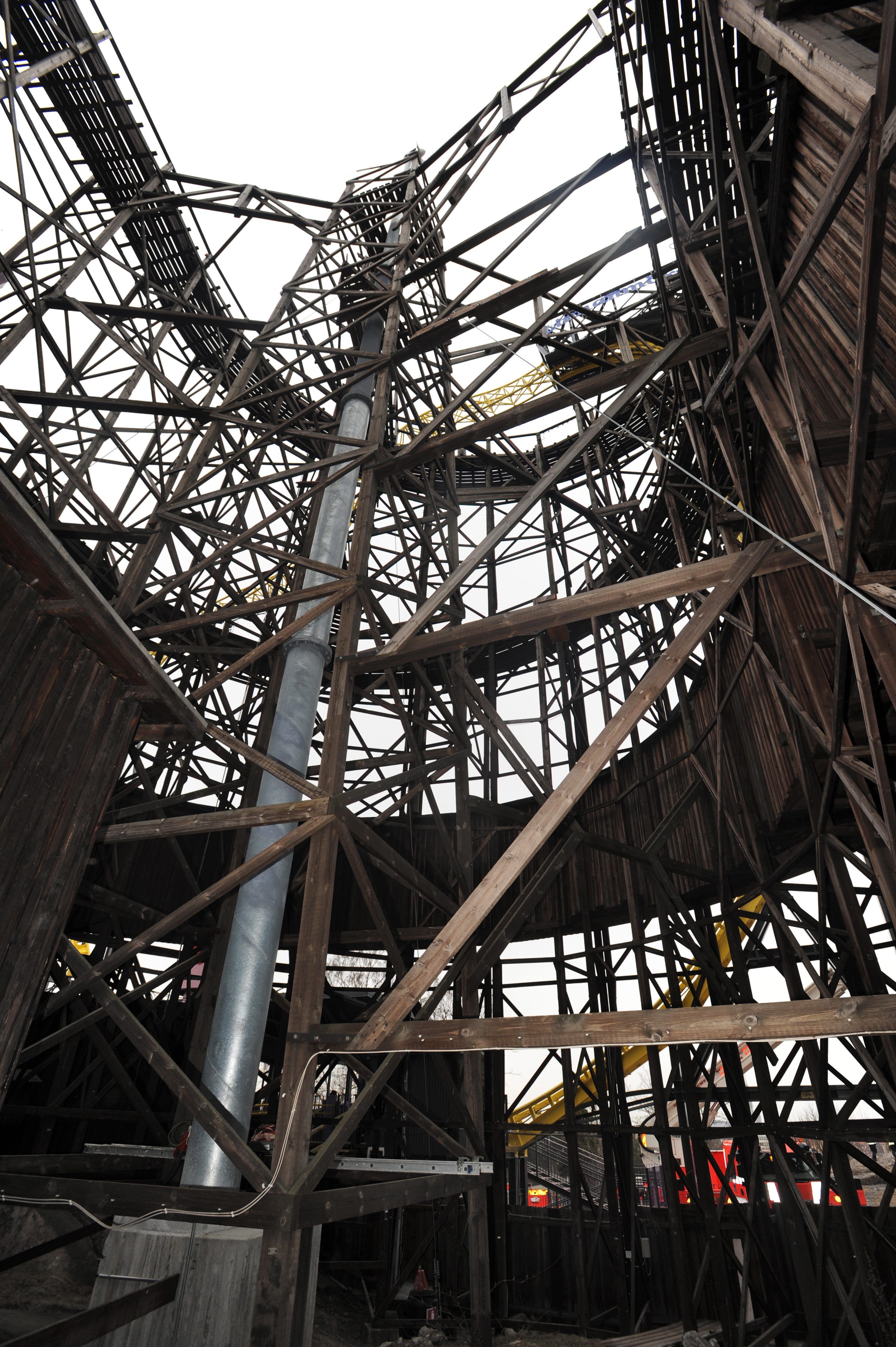 Linnanmäen puuvuoristorata on yksi Euroopan 10 hienoimmasta radasta. Kuva Tatu Hiltunen.