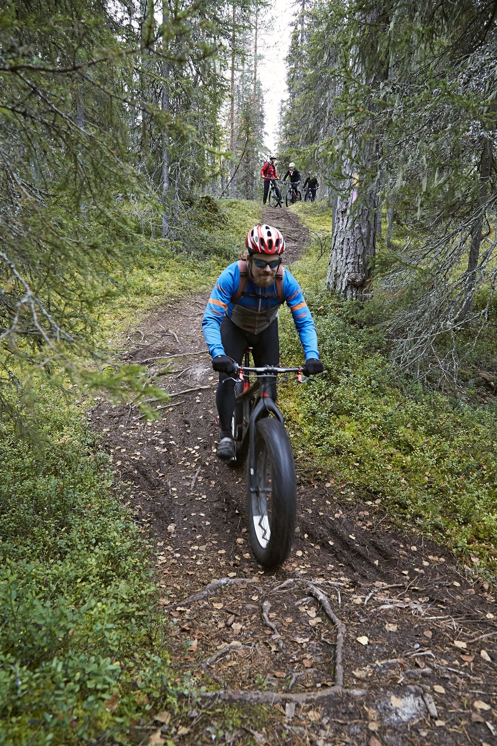 – Katse rohkeasti eteen, ei etupyörään, Pekka Tahvonen opastaa.