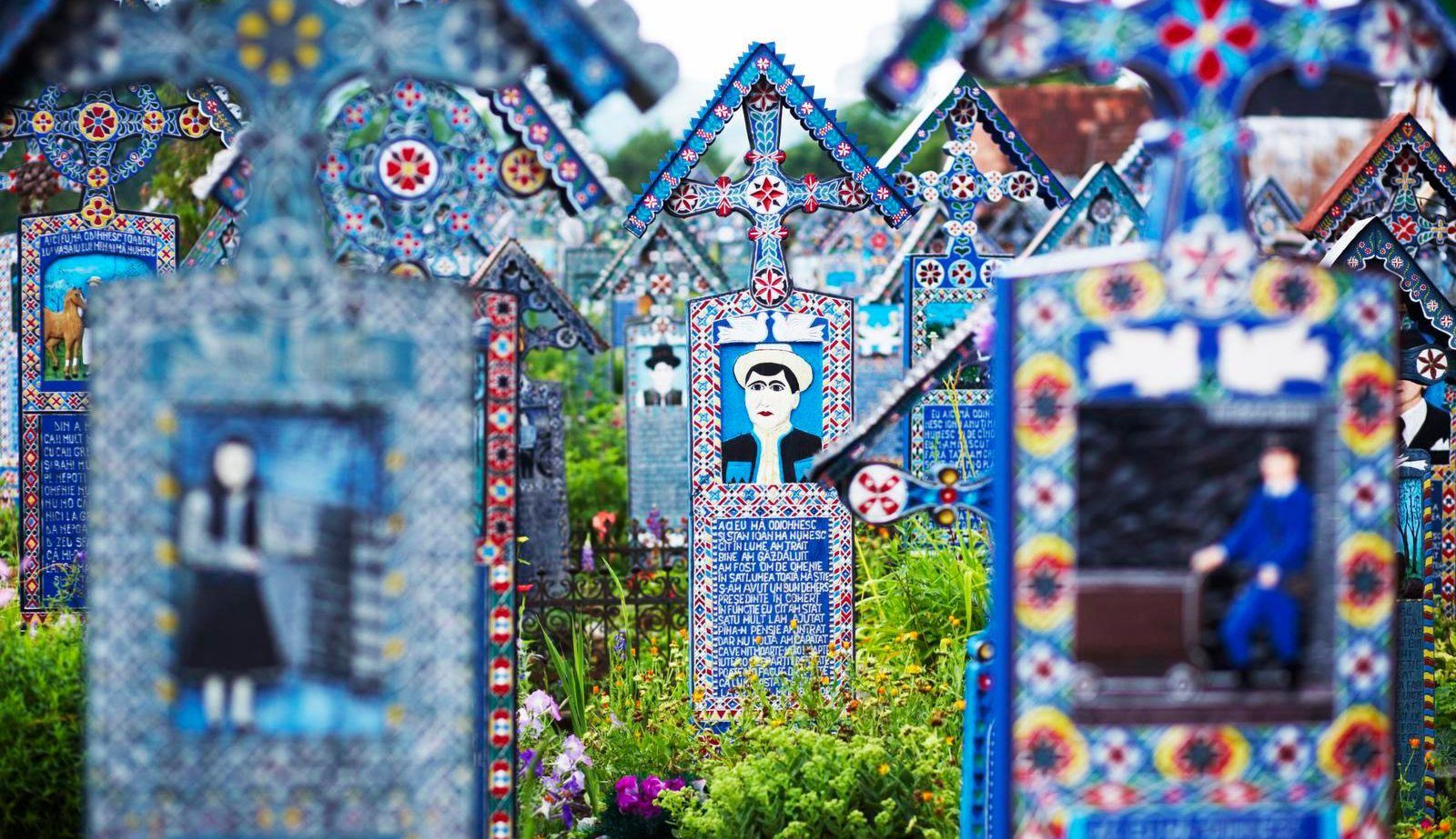 Romanialaisen kylän hautausmaa on nähtävyys.