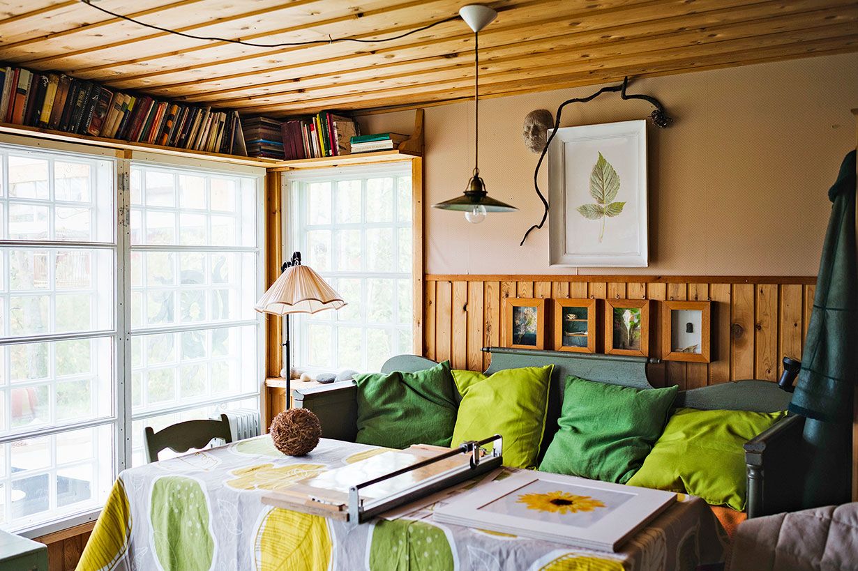 Orgaanista arkkitehtuuria. Annin talo koostuu vanhasta aitasta ja riihestä, joiden väliin ja oheen on suunniteltu talon asuintilat kuten ruokailuhuone.