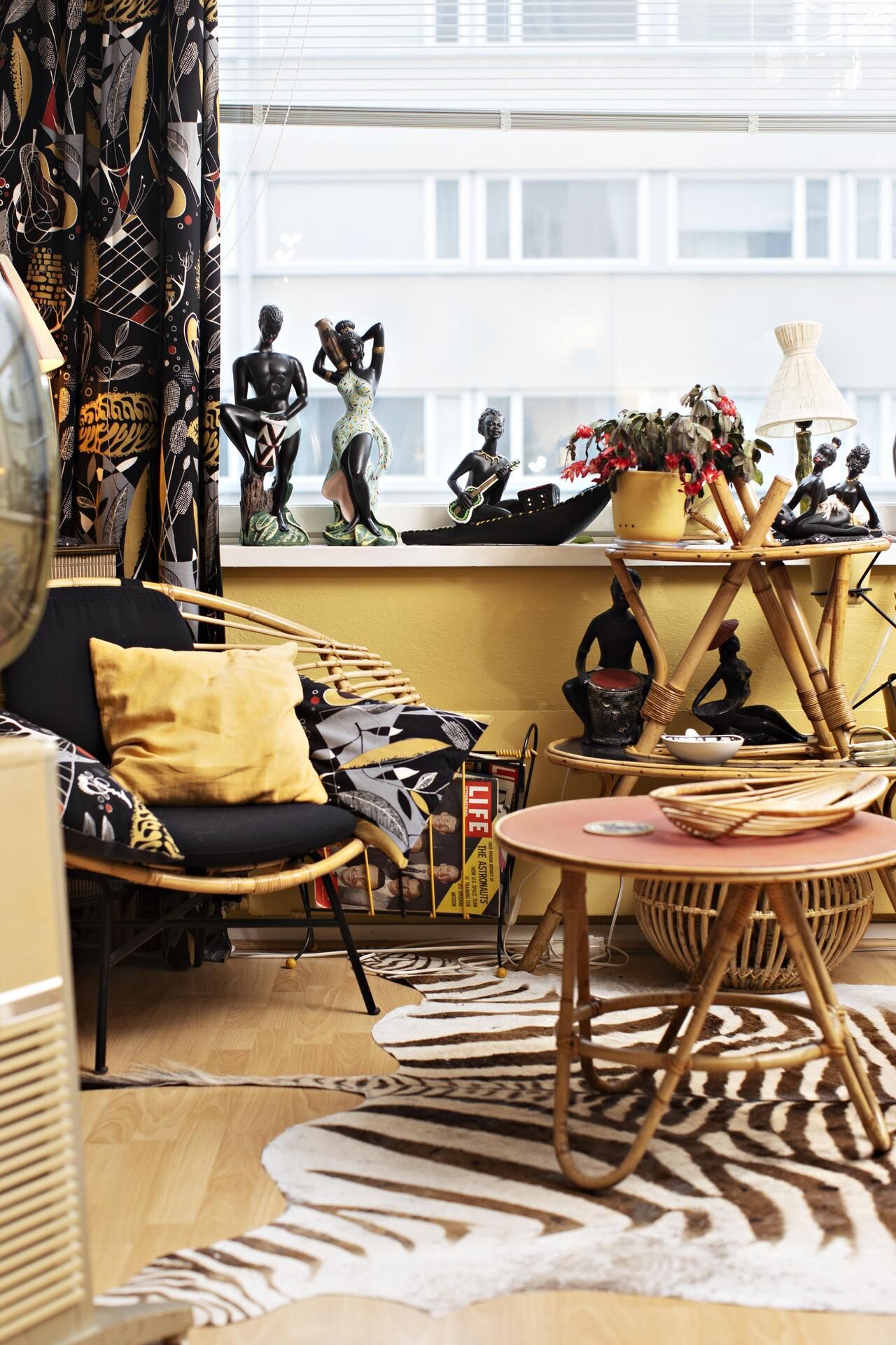 Taustalal pilkottava kukkapöytä on koottu rottingista ja palmusta.