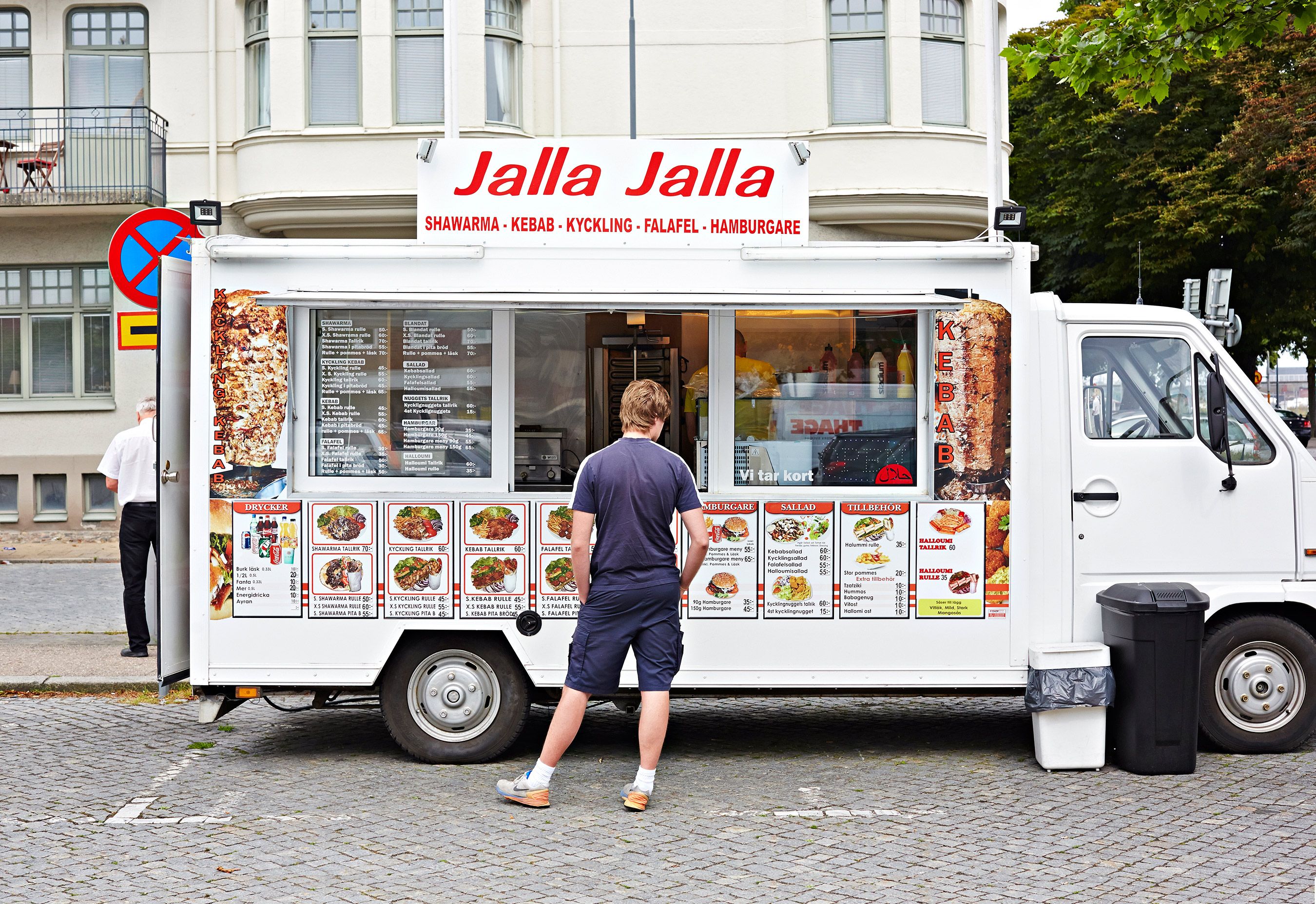 Ruotsin falafelpääkaupunki sai lempinimensä lähi-idän ruokia tarjoavien kioskiensa takia. Parhaat kasvispullat myy Falafel no 1 ja Jalla Jalla.