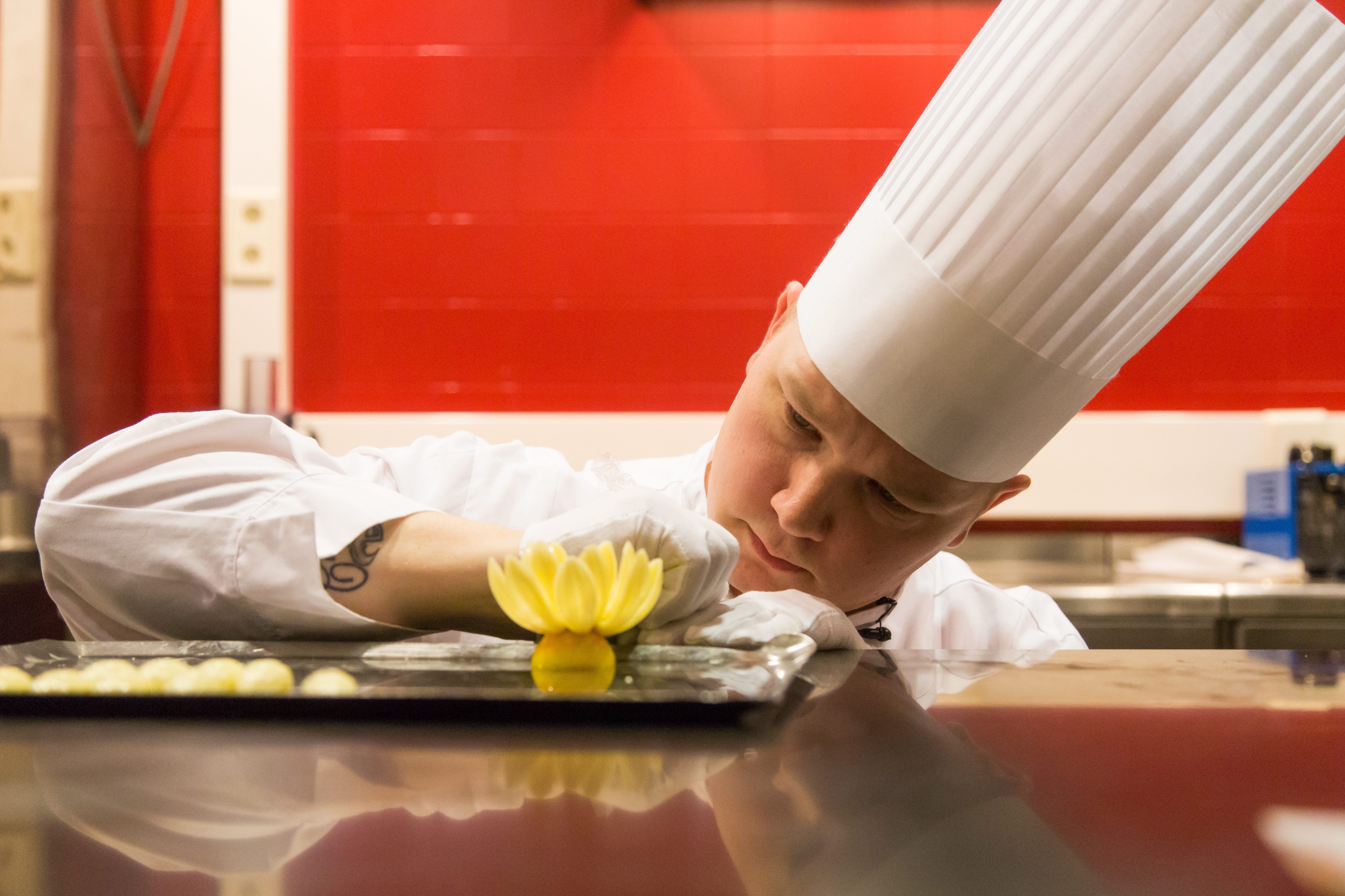 Tarkkaa työtä valkosuklaan parissa.