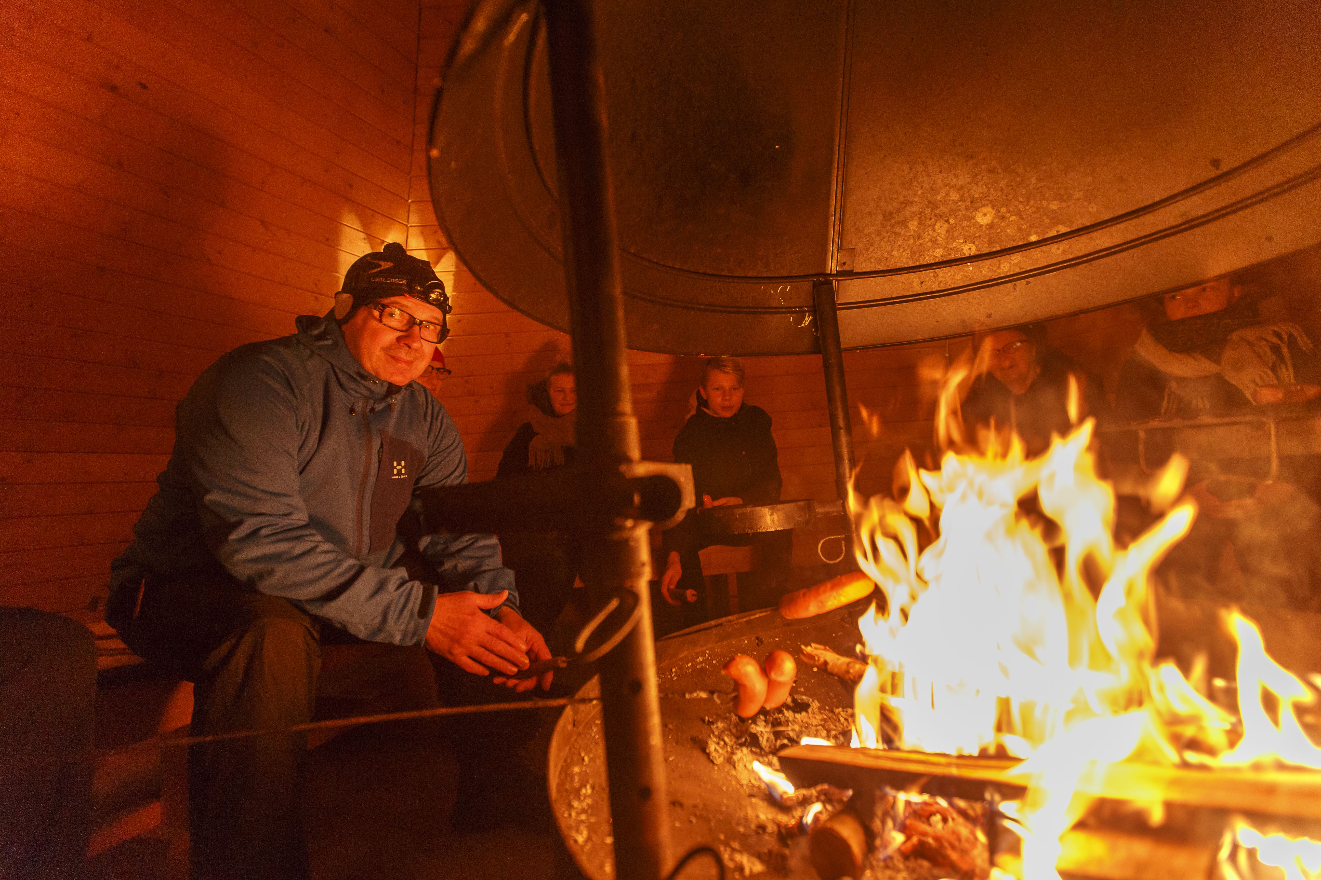 Kodassa paistetaan makkaraa.