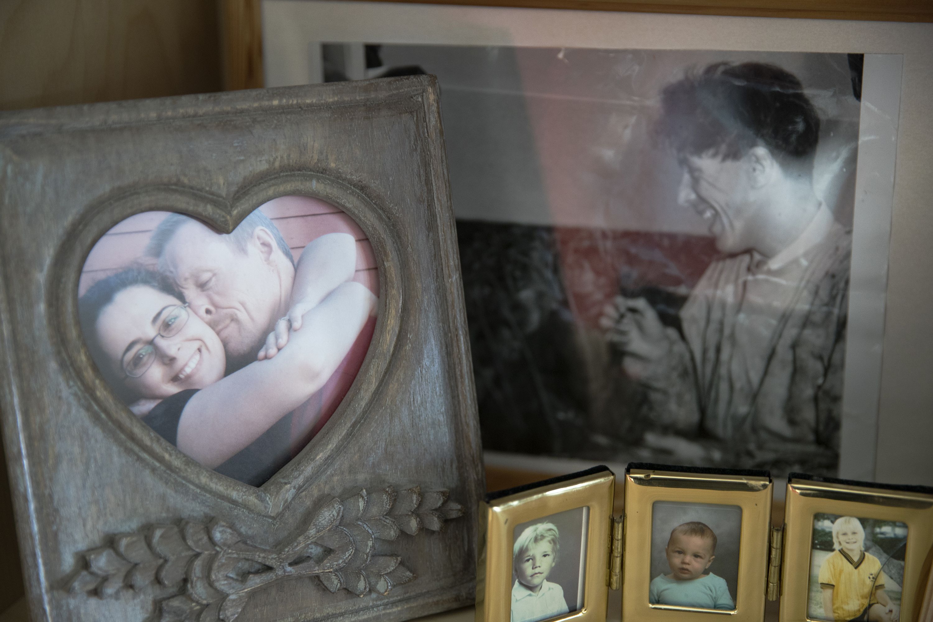 Vitriinin rakkaushylly. Vasemmalla vaimo, oikealla isä, alla pojat.