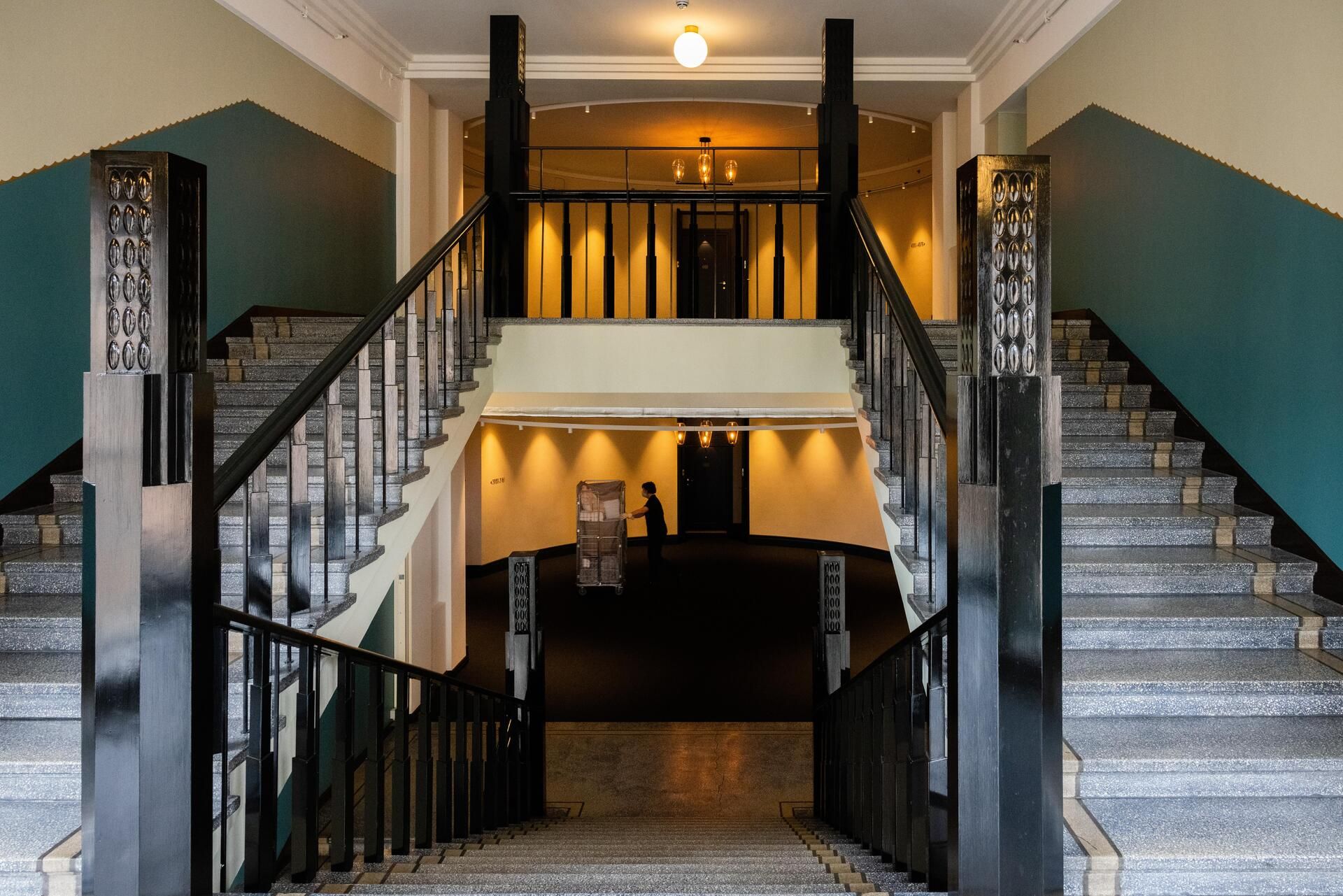 Maalaistyylinen cottage garden on kukon valtakunta. Kääpiökanat munivat pieniä, maukkaita munia.