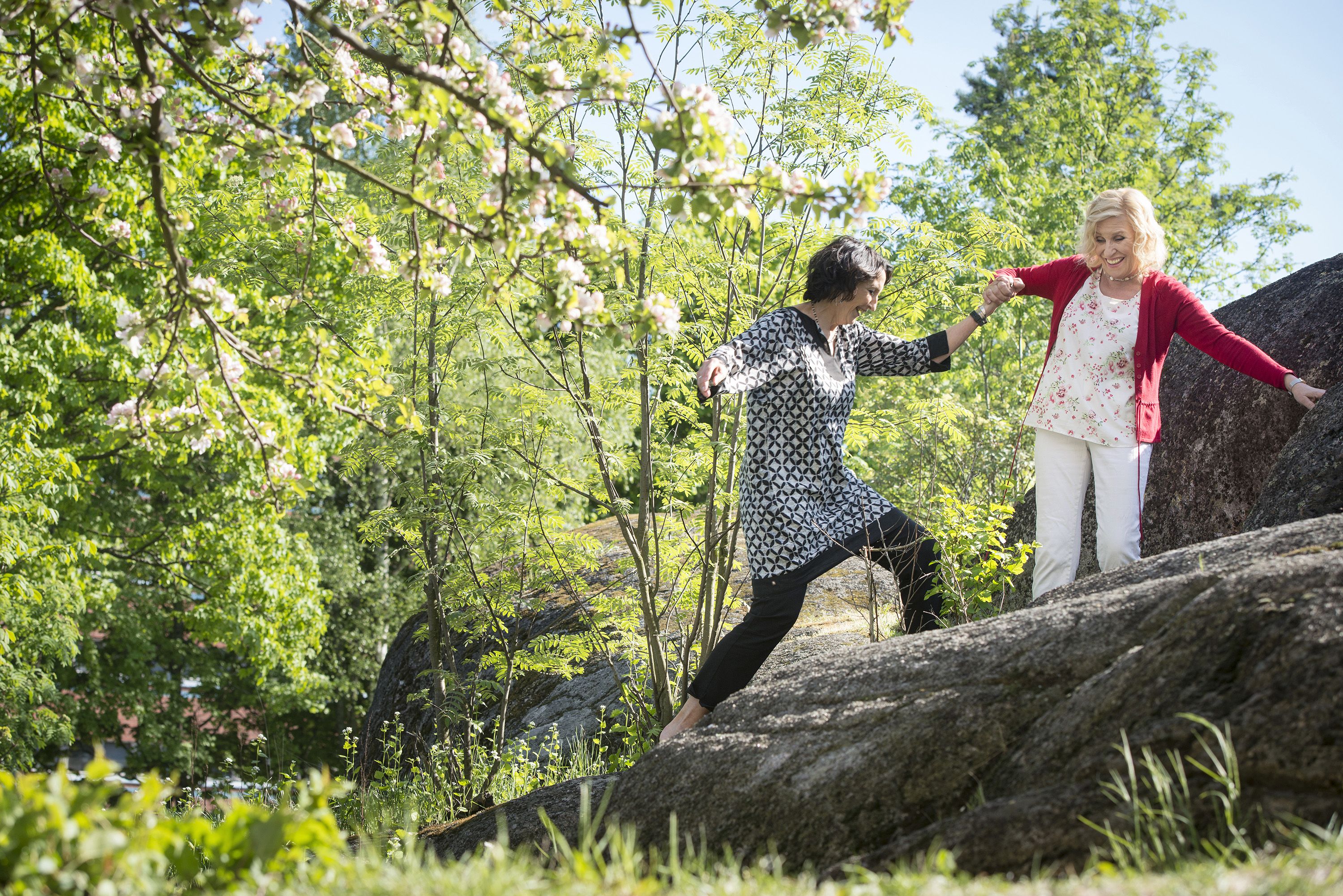 Tiia Louste ja Eija Vilpas ovat näytelleet vaikka missä, palvelutaloista olohuoneisiin. – Välillä emme ole meinanneet mahtua itse mukaan.