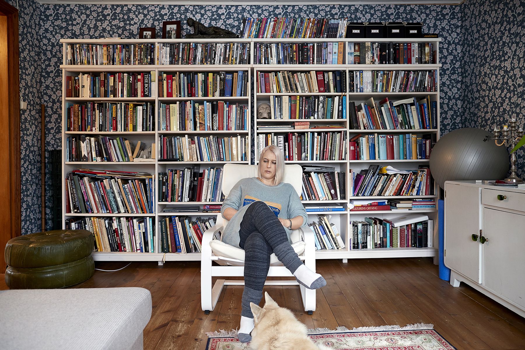 Koti on Miiralle paras paikka tehdä töitä. Kirjoja on moninaisista aiheista. "Koskaan ei tiedä, mitä Tohtori Raimo tai joku hänen asiakkaansa voisi harrastaa."