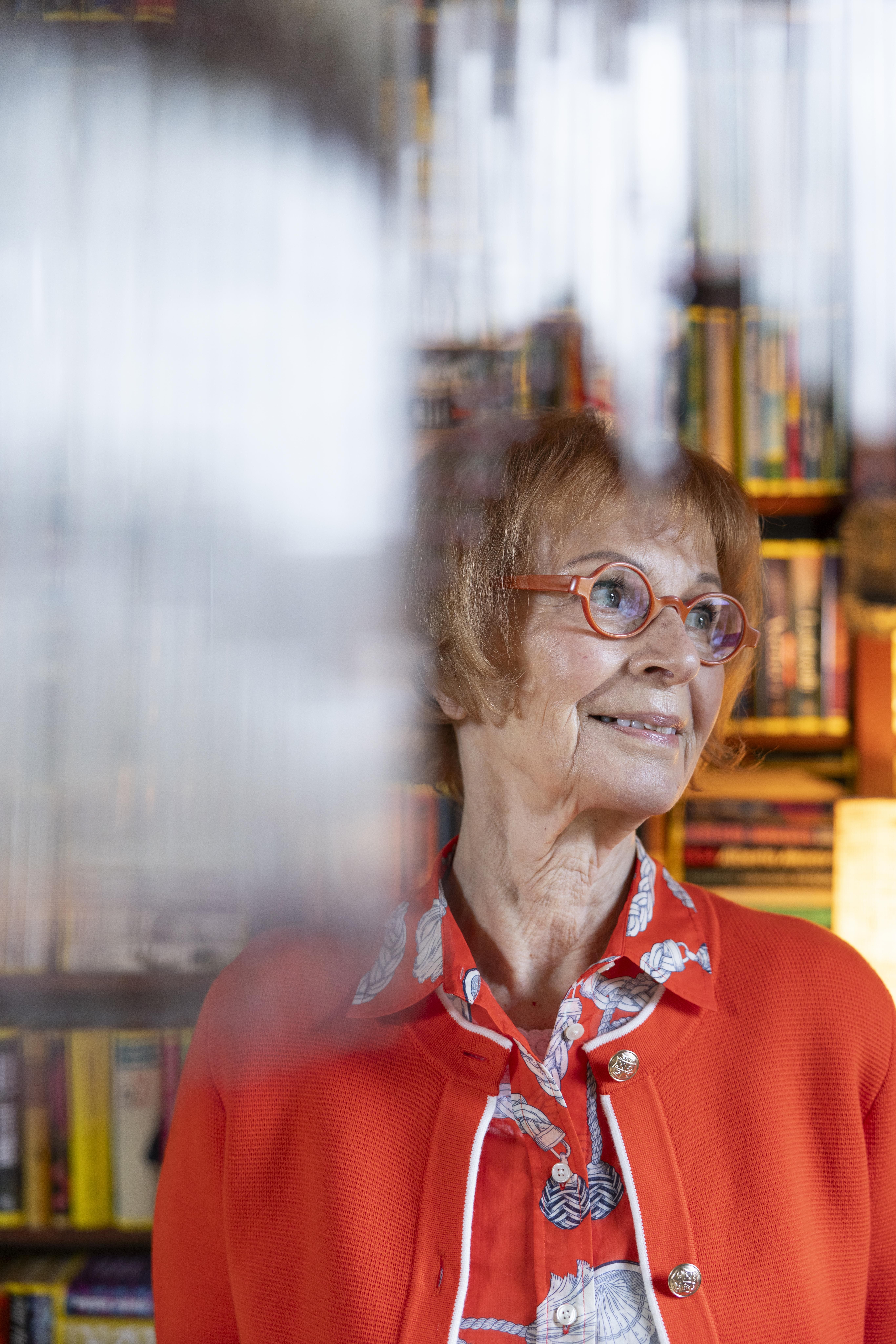 Näkönsä huononnuttua Kaari alkoi kuunnella äänikirjoja. "Tunnen siitä syyllisyyttä, sillä tiedän, miten vähän kirjailijalle äänikirjasta maksetaan. Näkövammaisille äänikirjat ovat kuitenkin pelastus."