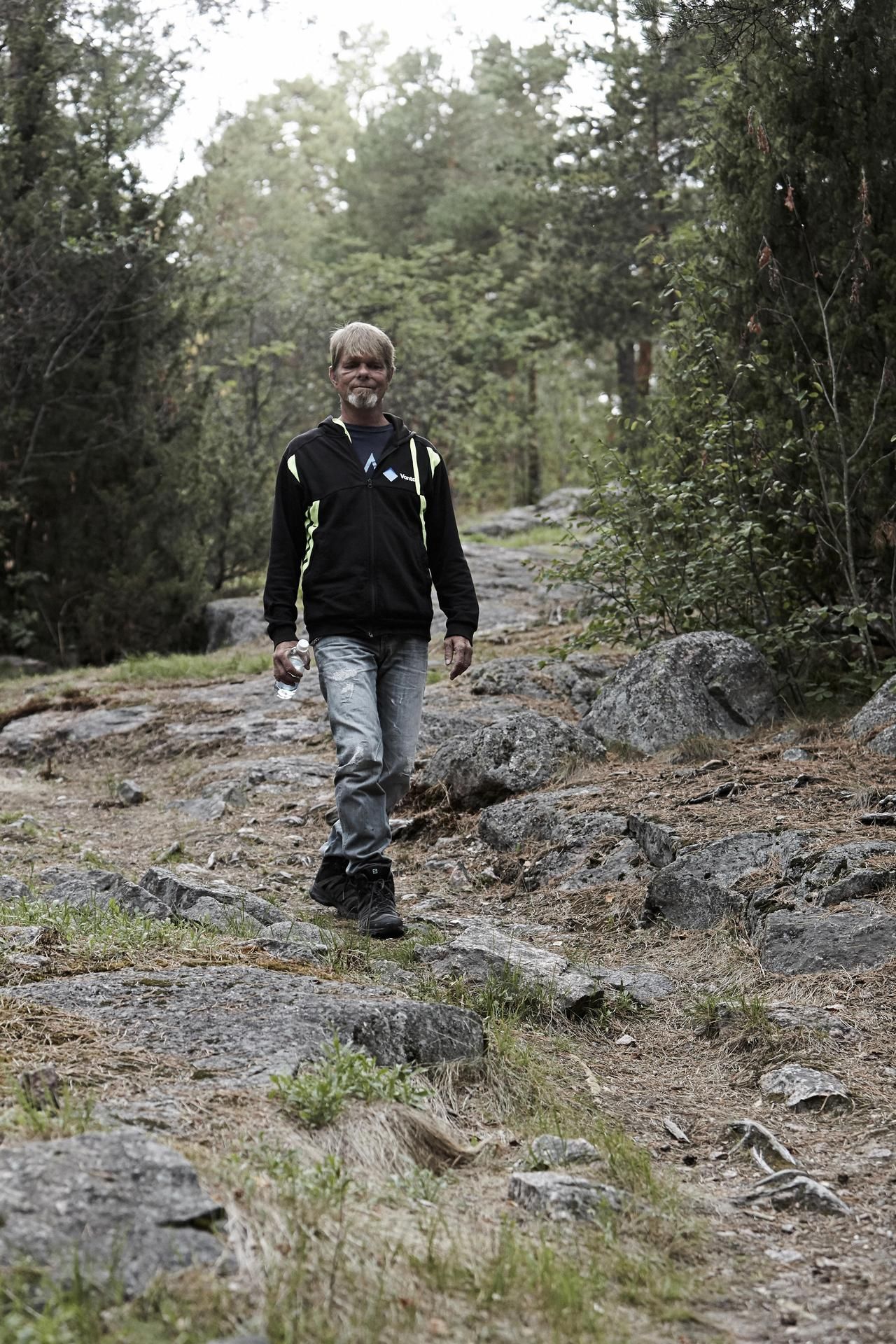 Suomessa John-John purkaa levottomuuttaan liikuntaan. Tanssijan ryhti on tallella.