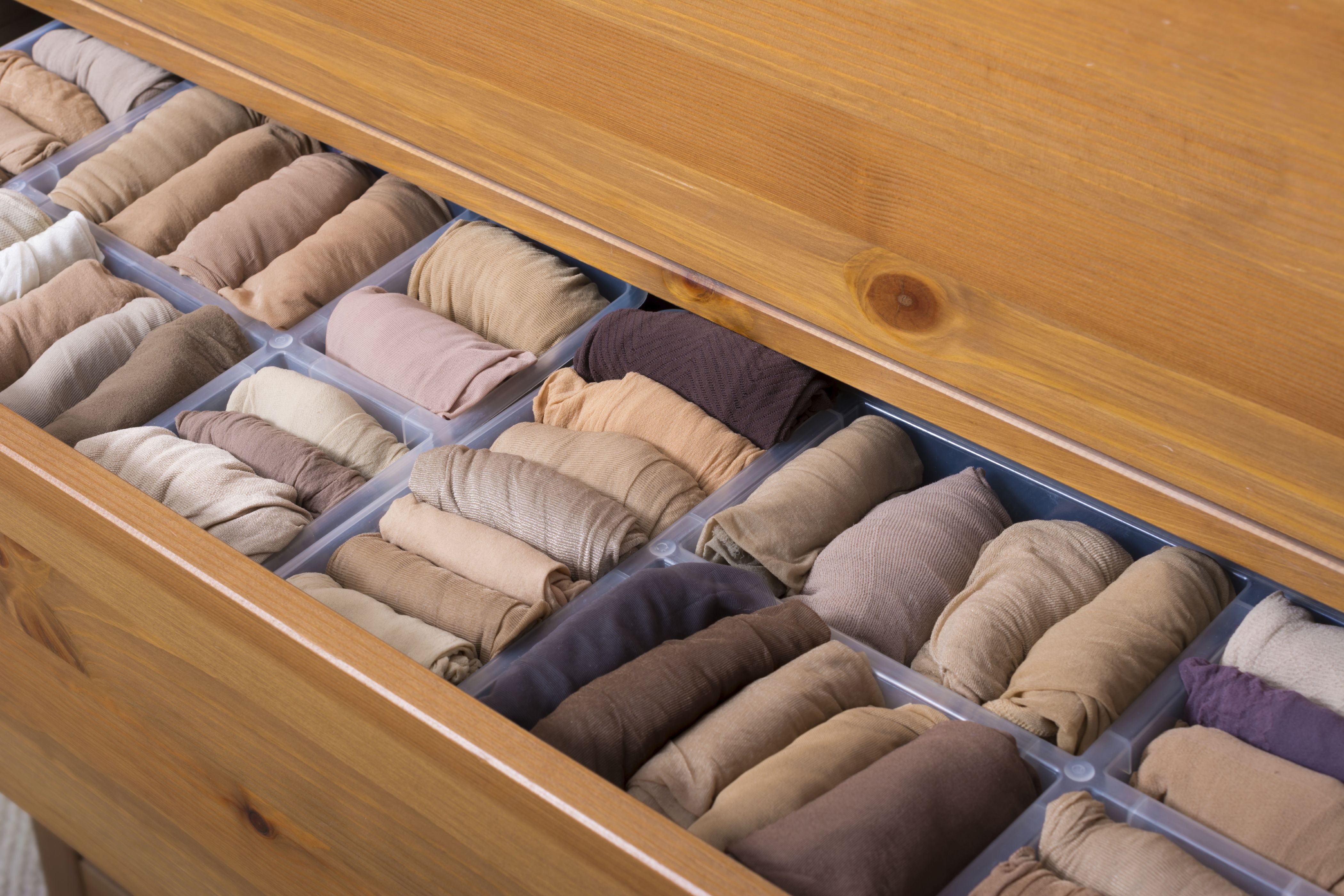 Konmarittajan sukkalaatikoissakin säilyy järjestys ja harmonia. Marie Kondolla on jokaiselle vaatekappaleelle, kuten paidoille, housuille ja sukille, oma viikkausmetodinsa.