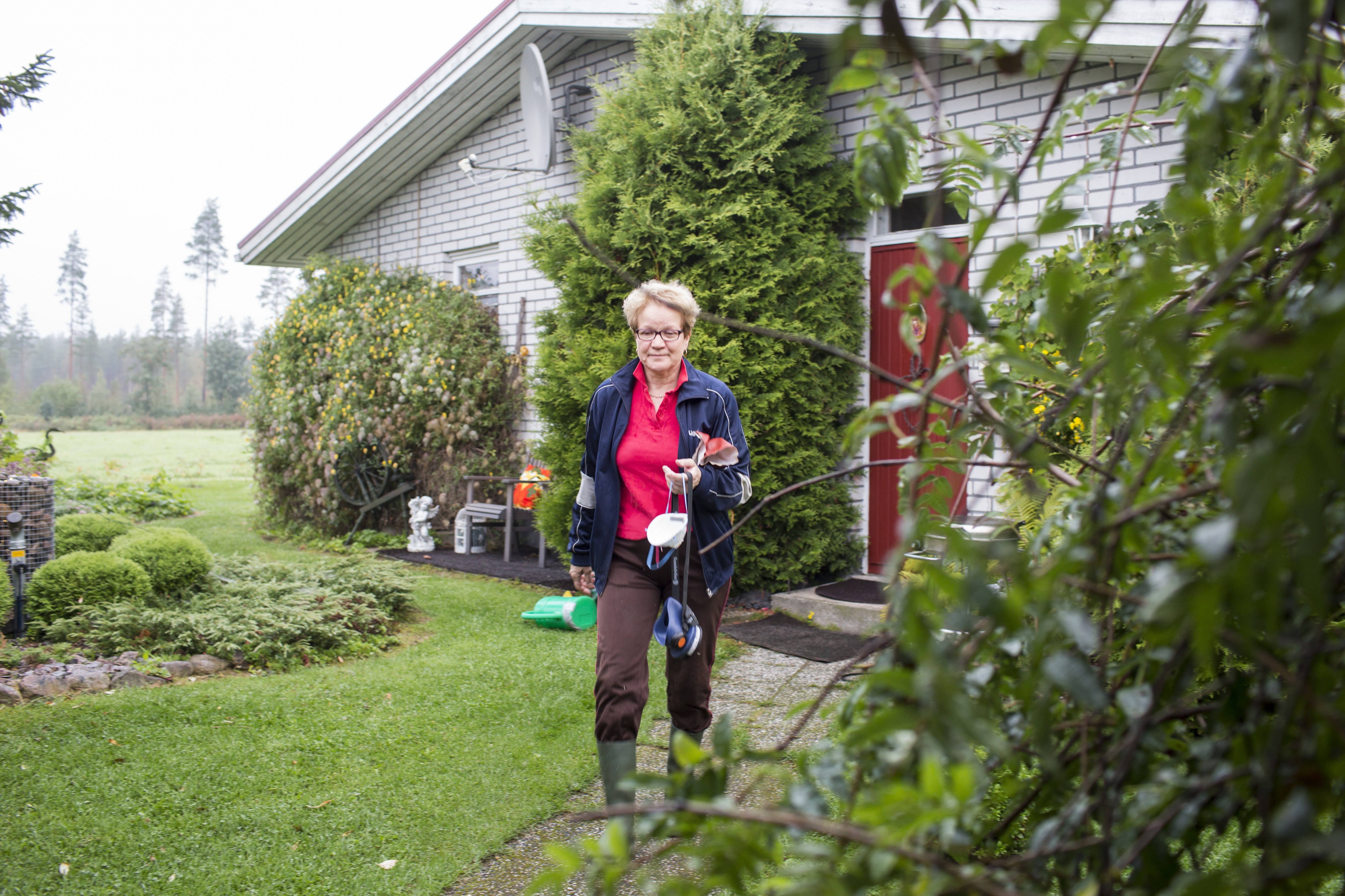 Vuokko suuntaa navettaan aamuisin puuron ja kahvin voimin.