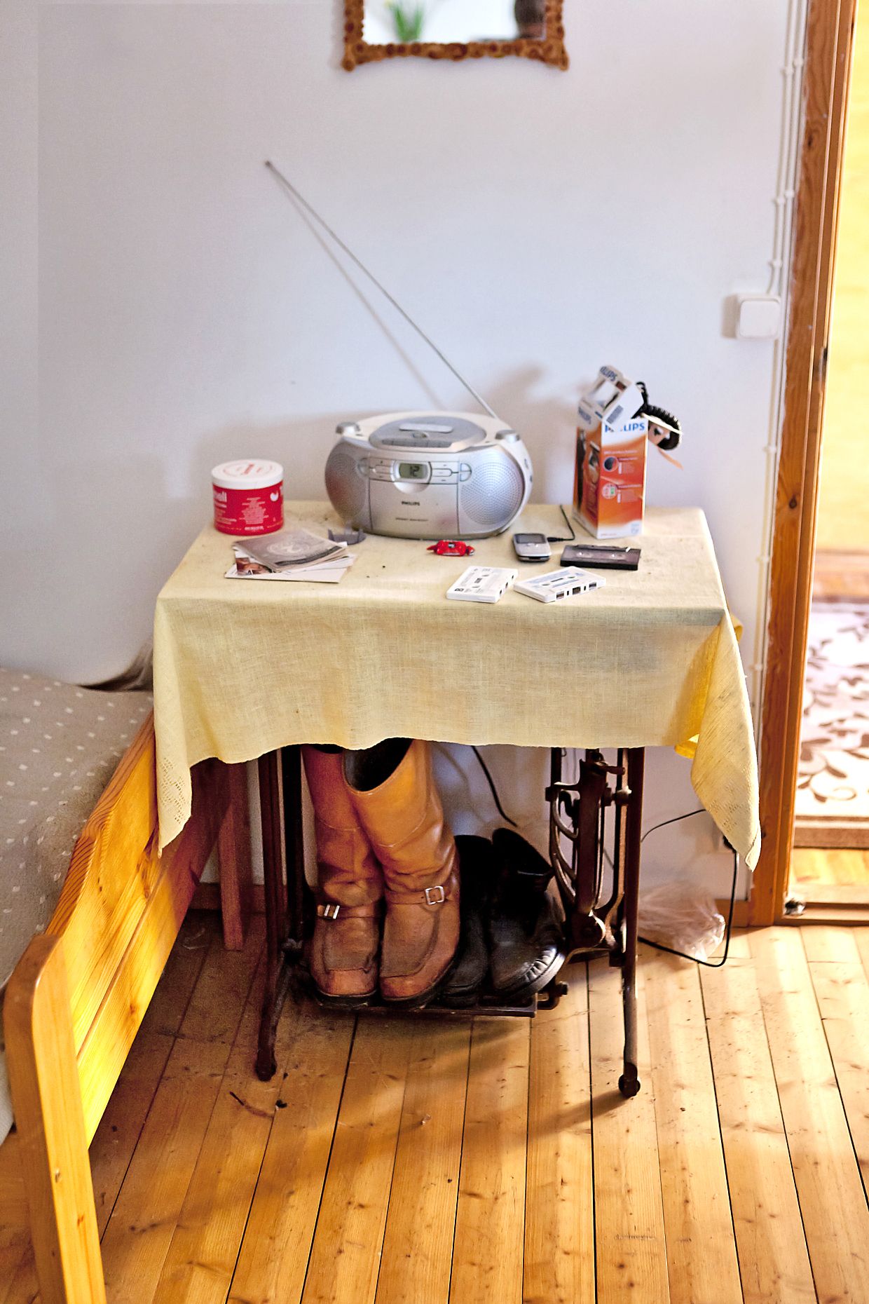 Ulkona viihtyvän Karin tärkeitä tavaroita. Kasettimankka, kännykkä ja lapikkaat.