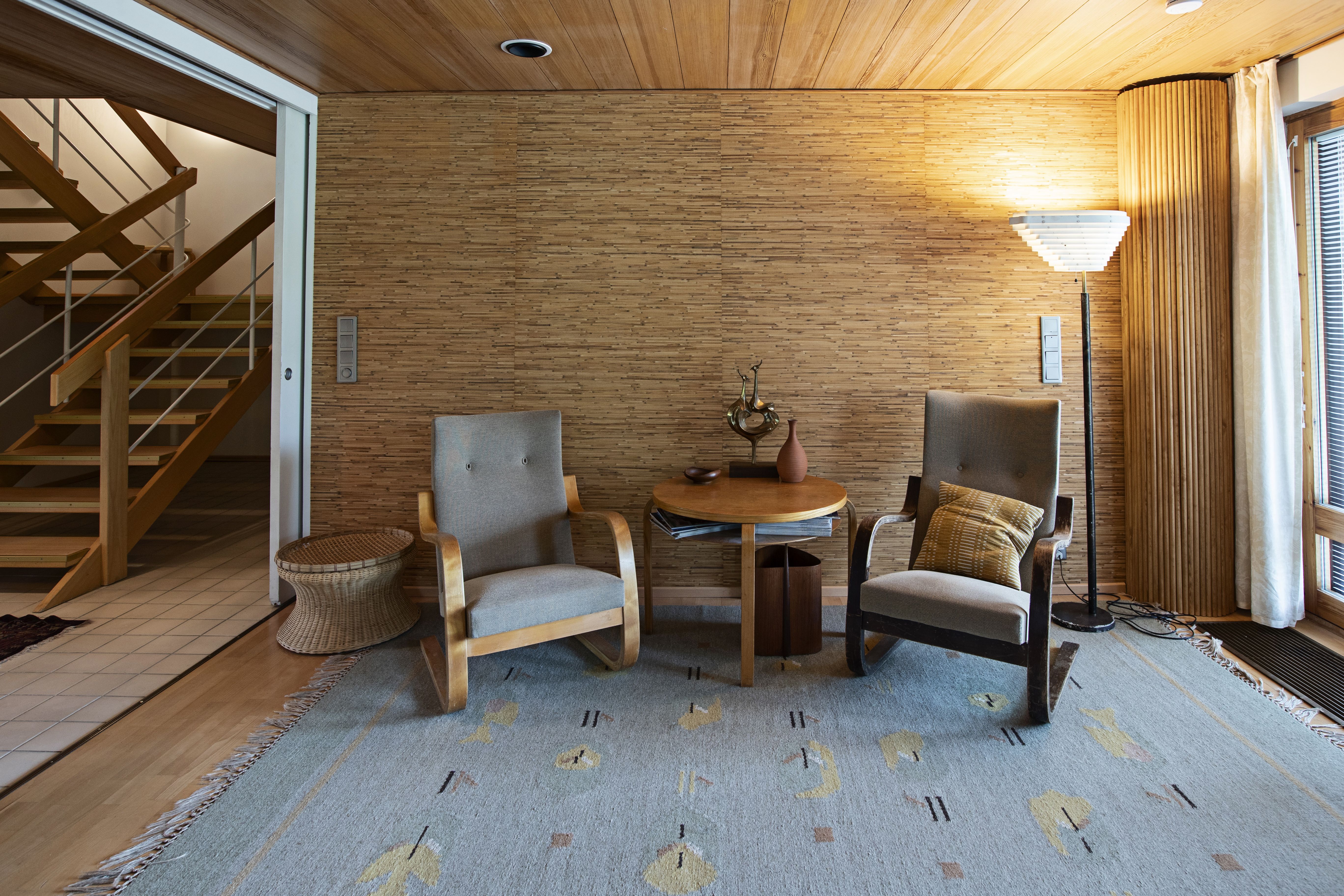 Työhuoneen klubipöydällä on Marita Lybeckin punasavikeramiikkaa, jota Pertti myös kerää.