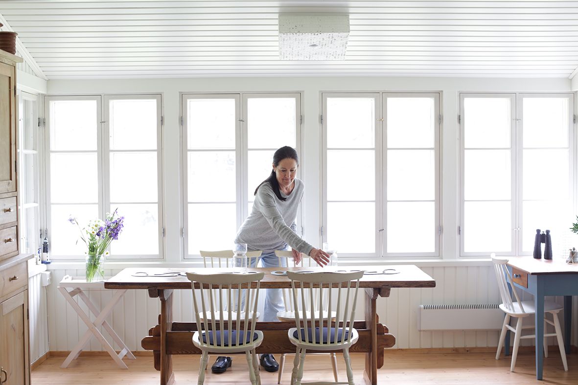 Pirtinpöytä on antiikkiliikkeestä, valkoiset pinnatuolit ovat parin ensimmäisestä kodista 1970-luvulta. Pieni kirjoituspöytä on äidin perintöä.