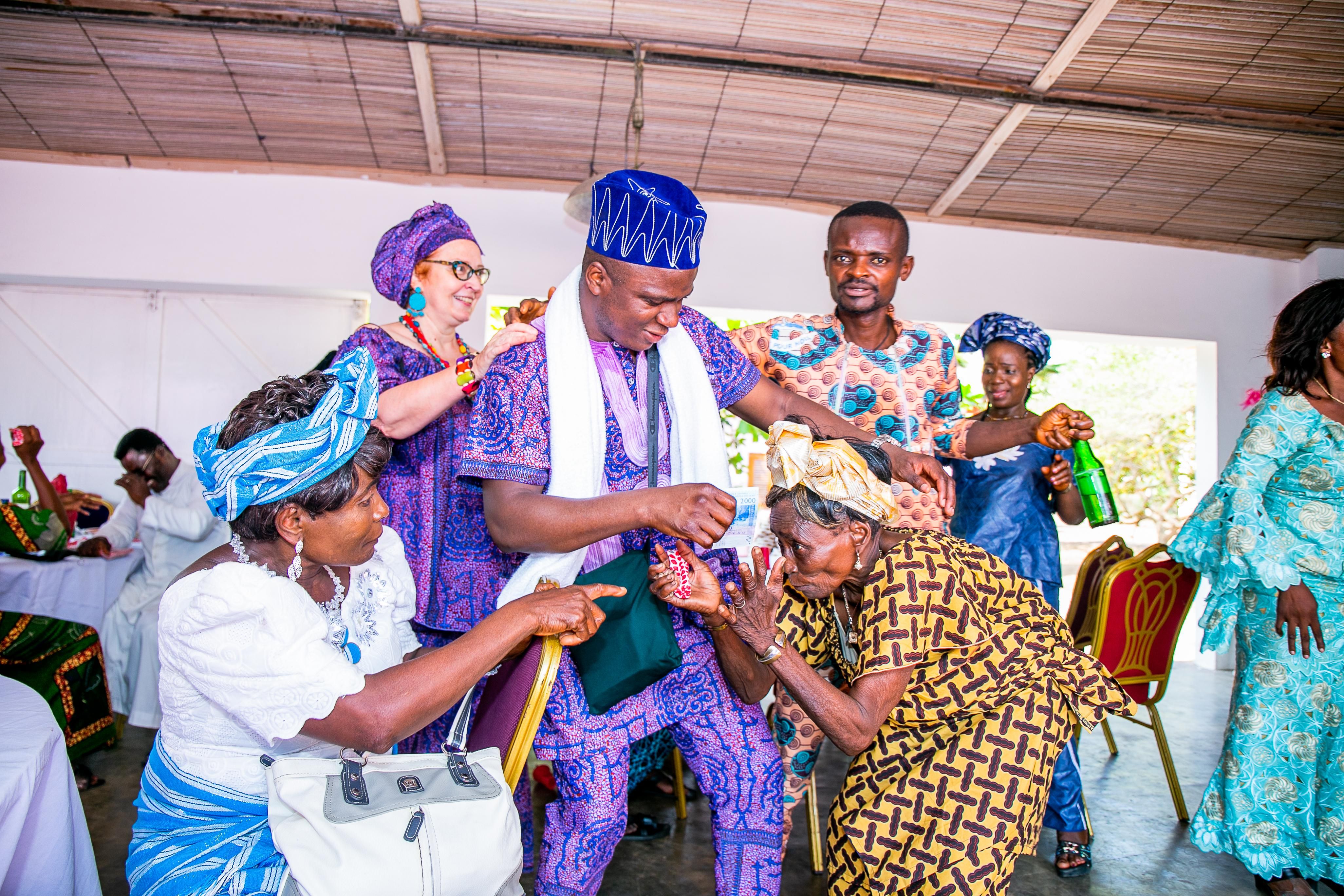 Beninissä kaikki taaperoista vanhuksiin tanssivat juhlissa.