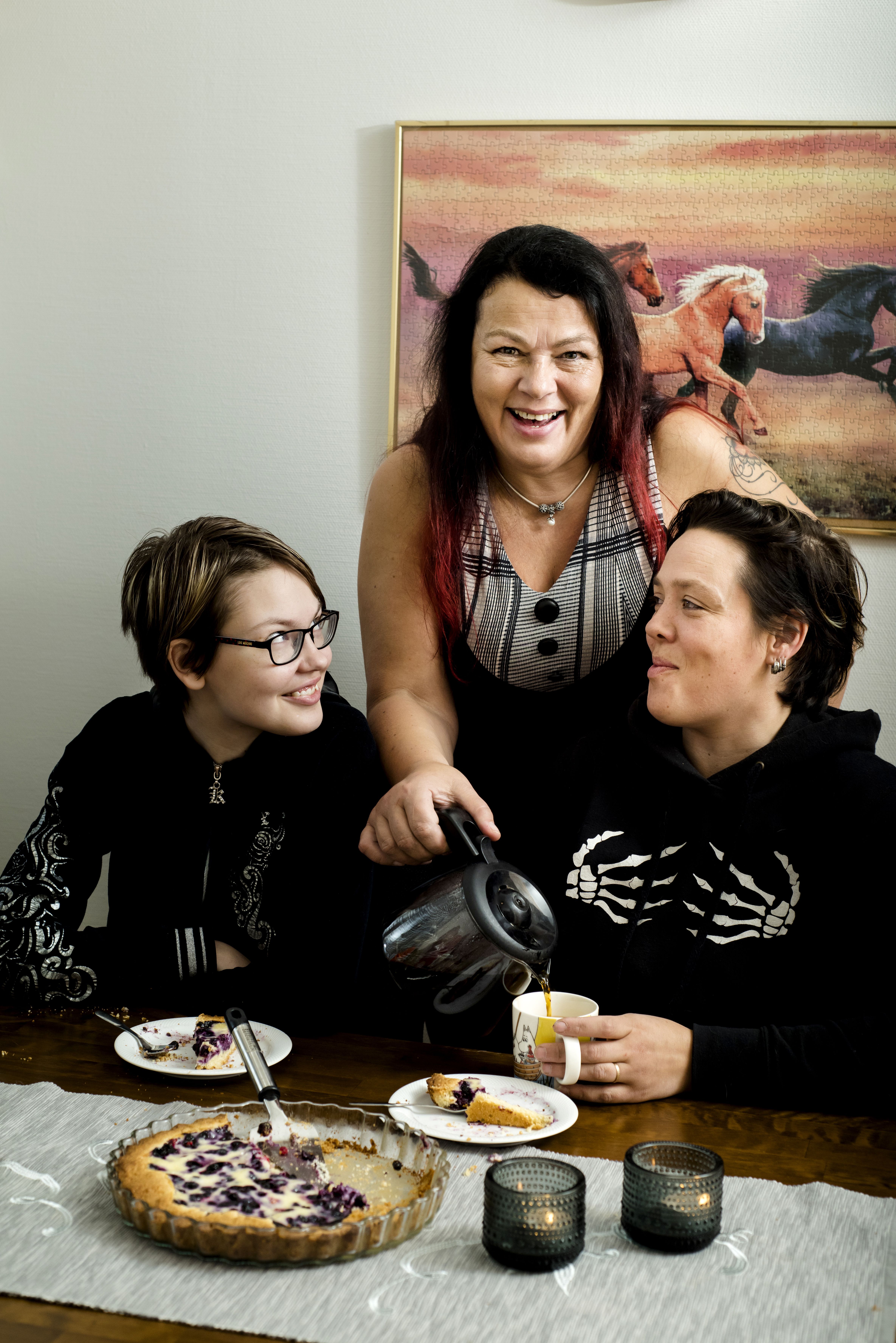 Krista (vas.) rakastaa Sari-mummun leipomuksia. Niina-äiti (oik.) ei harrasta leipomista.