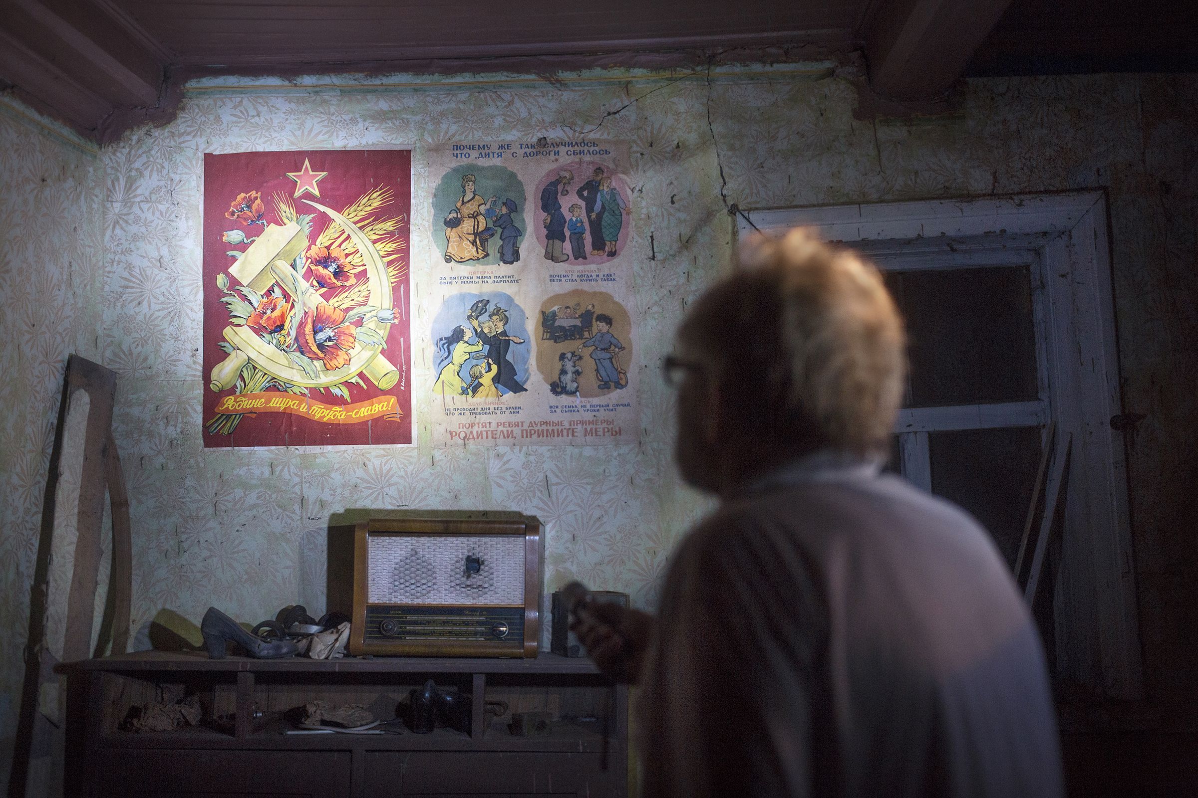 Asumattomassa kamarissa on neuvostoaikaisia julisteita.