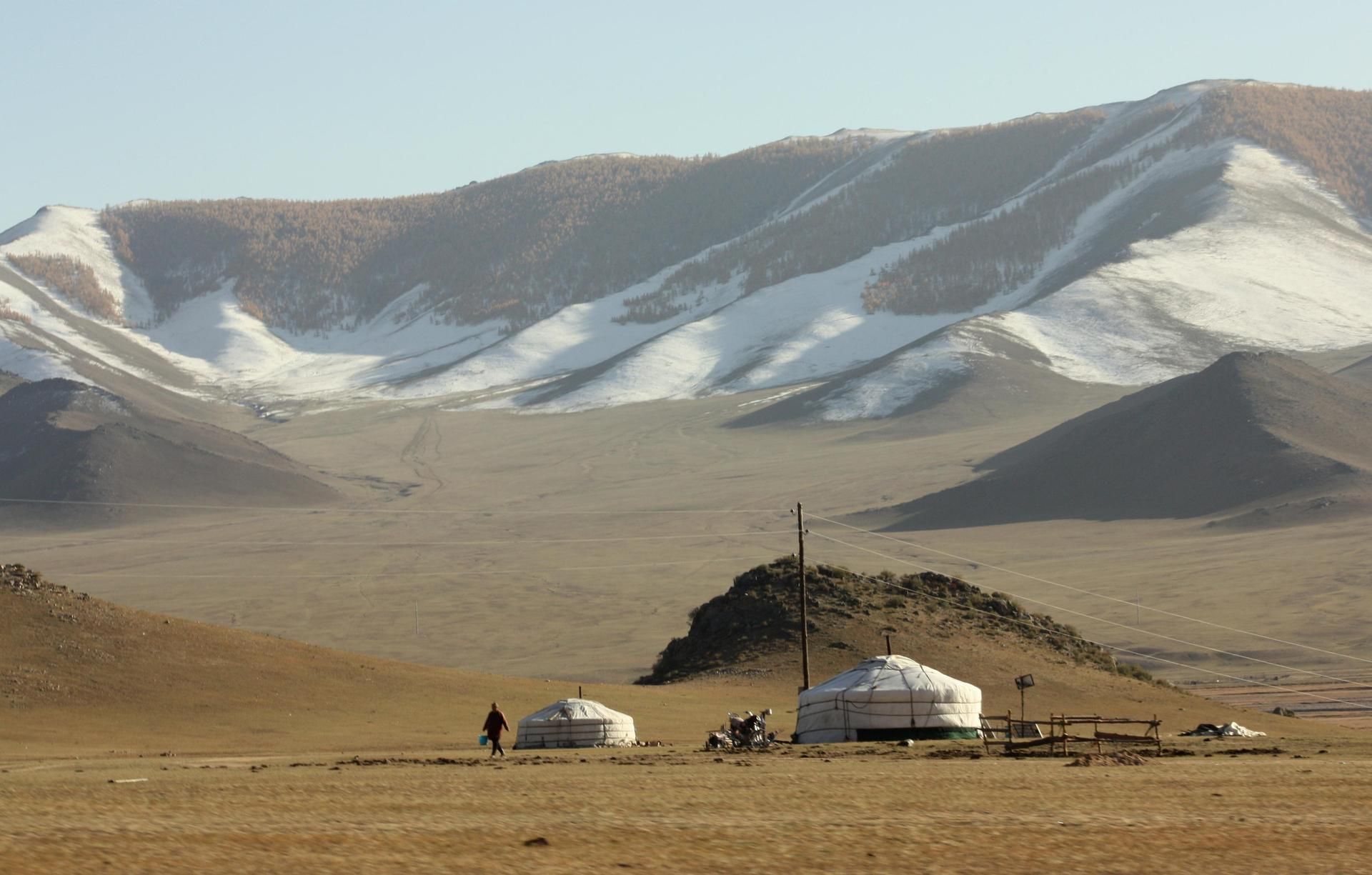 Vuoristoseudun jurtasta on hädän tullen pitkä matka kaikkialle.