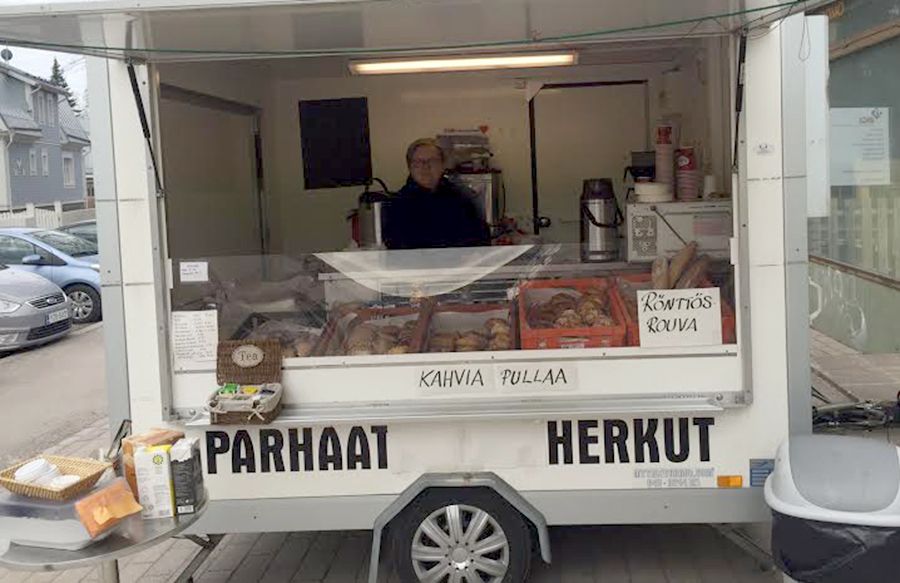 Rönttösrouvan toiminta ei rajoitu vain leipomon pyörittämiseen. Heiltä voi tilata melkeinpä mitä vain, mikä liittyy elintarvikkeisiin, esimerkiksi leivonnaisia, piirakoita ja kakkuja, joita on montaa eri sorttia. Päivittäiseen tarjontaan sen sijaan kuuluvat pullat, leivät, pasteijat ja piirakat, joissa Rönttösrouvalla on erittäin iso valikoima. – Riisiä, perunaa, rönttösiä, porkkanaa, poroa, savulohta ja lanttua, Merja luettelee.