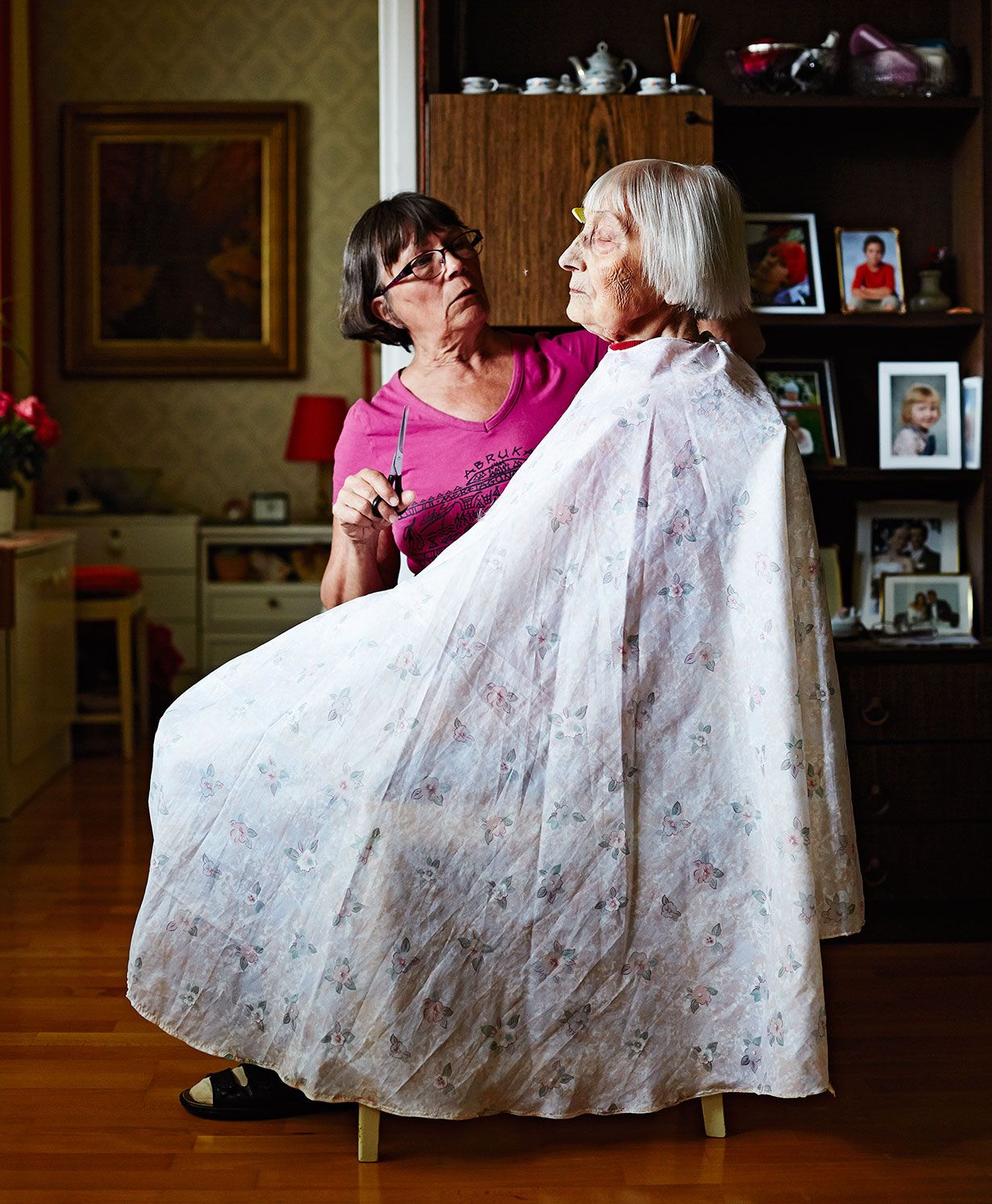 Alli Majapuron omaisten turvaringissä jokaisella on omat tehtävänsä. Pirkko-tytär on luottokampaaja.