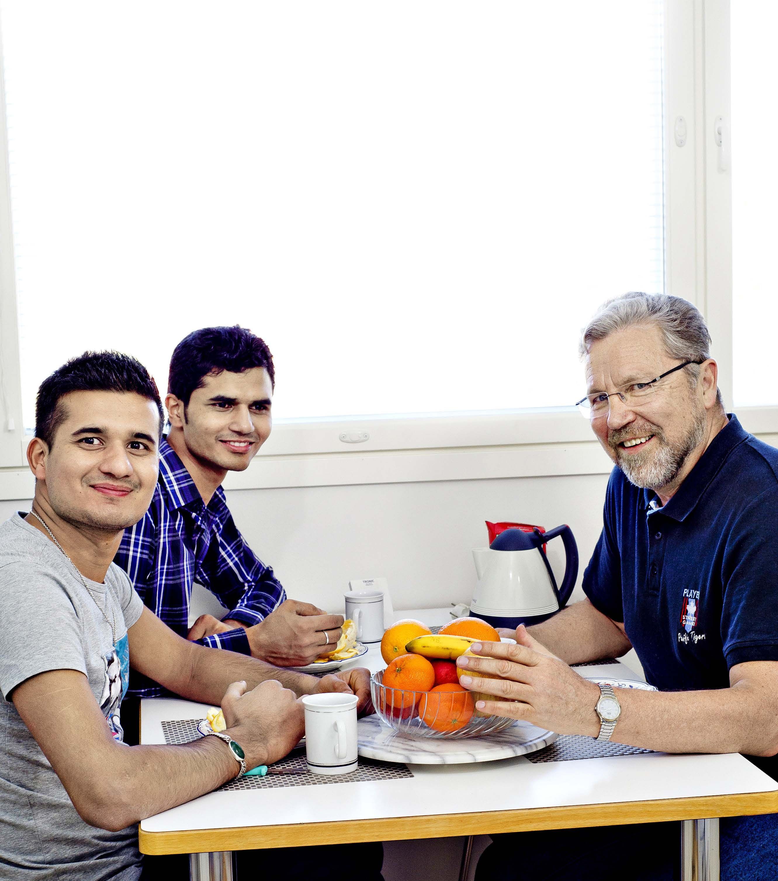 Keijo Savola ja nepalilaiset Saroj ja Umakanta.