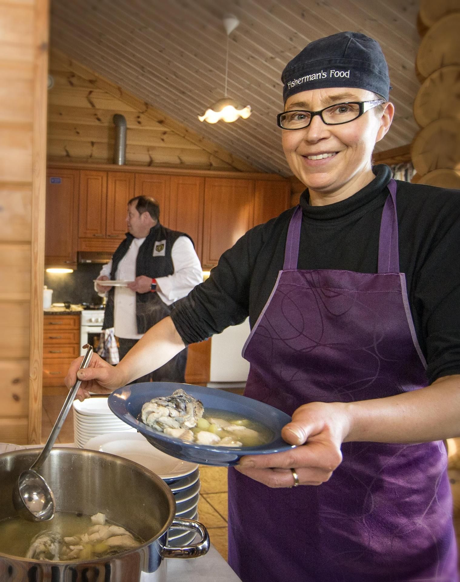 Yrittäjä Disa Henriksson ­tarjoilee höyryävää lahnanposkikeittoa kalastusmatkoihin erikoistuneen Ruhtinas­huvilan tiloissa.