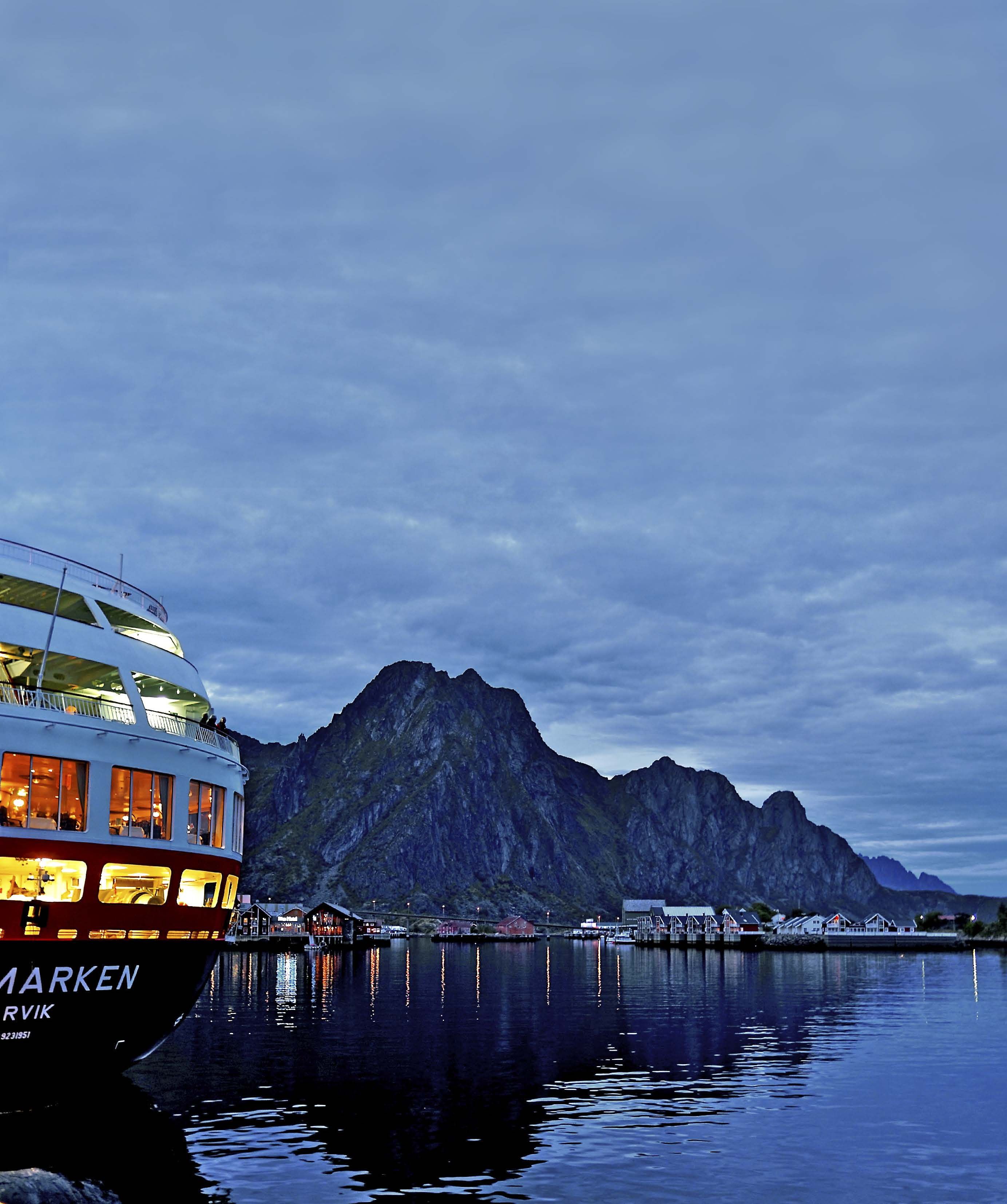 Risteilyalus on monesti ainoa keino päästä tunturin ja meren välissä sijaitseviin pikkukyliin.