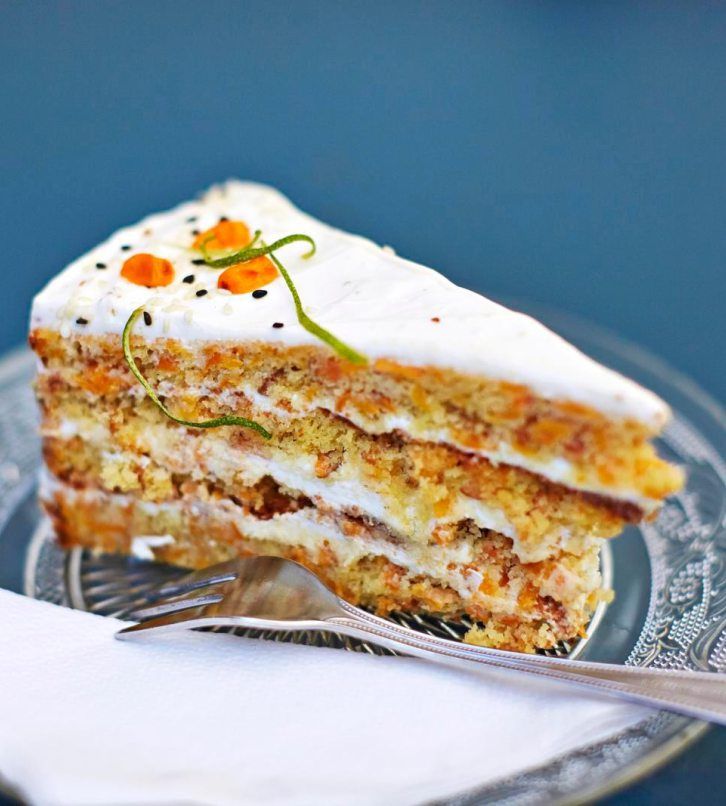 Kahviloita Pärnussa riittää. Porkkanakakku on luomukahvila Mahedikista.