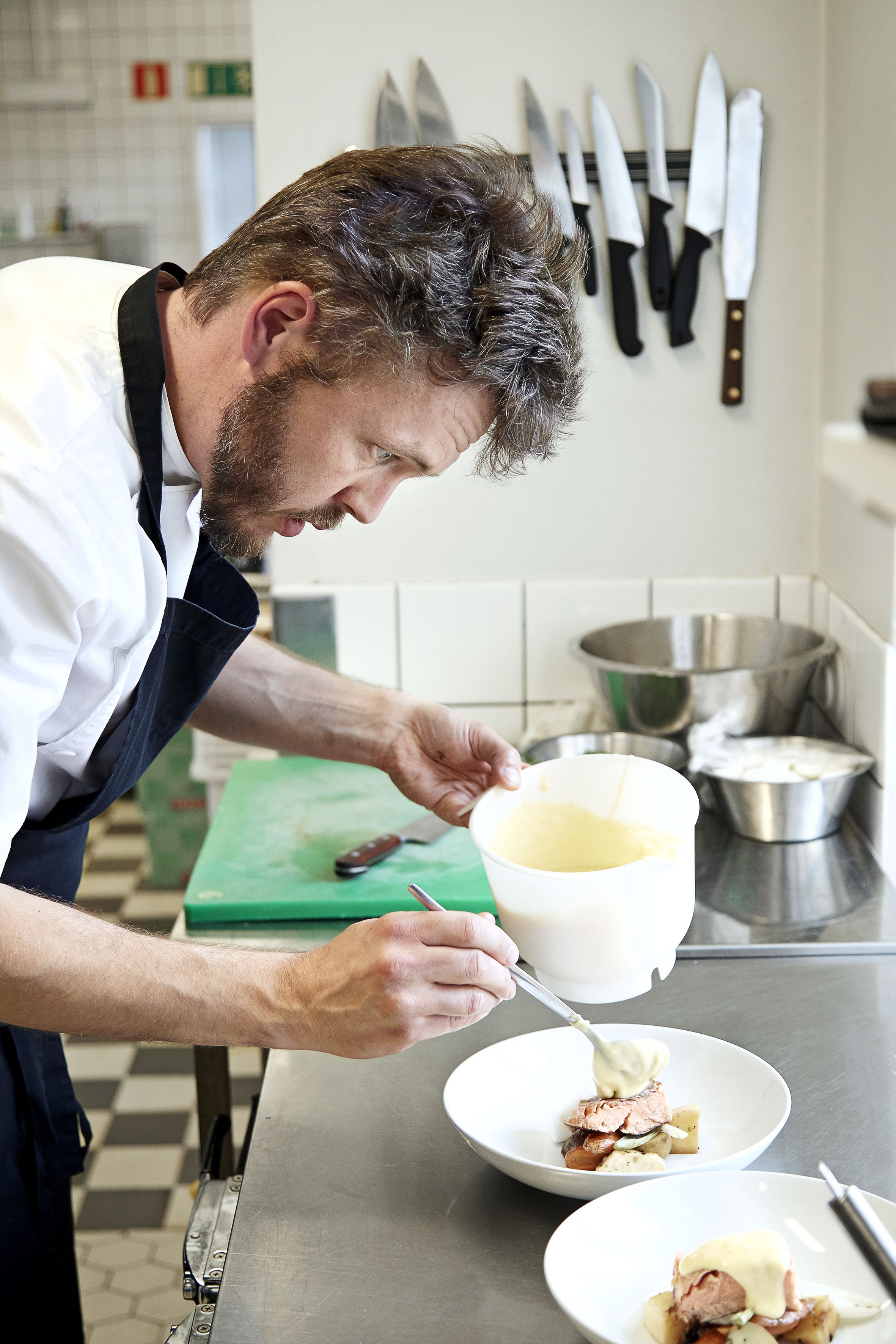 Pauli Hakala viimeistelee lounaan hollandaisekastikkeella.