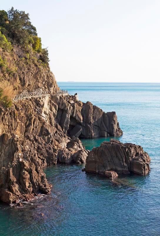 Ligurianmeren vesi on yleensä kirkasta. Joskus paljain silmin katsoessa jopa rannalta voi erottaa delfiinejä.