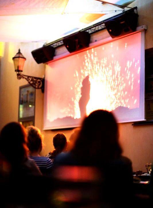 Kino Engelin KesäKinossa leffa katsotaan ulkona.