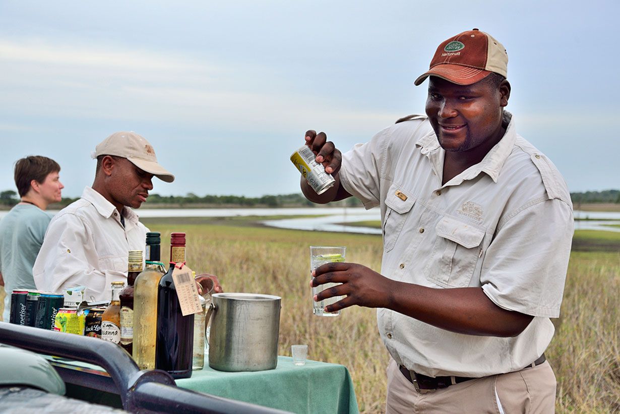 Tähystäjä hoitaa safariajolla sujuvasti myös baarimikon tehtävät.