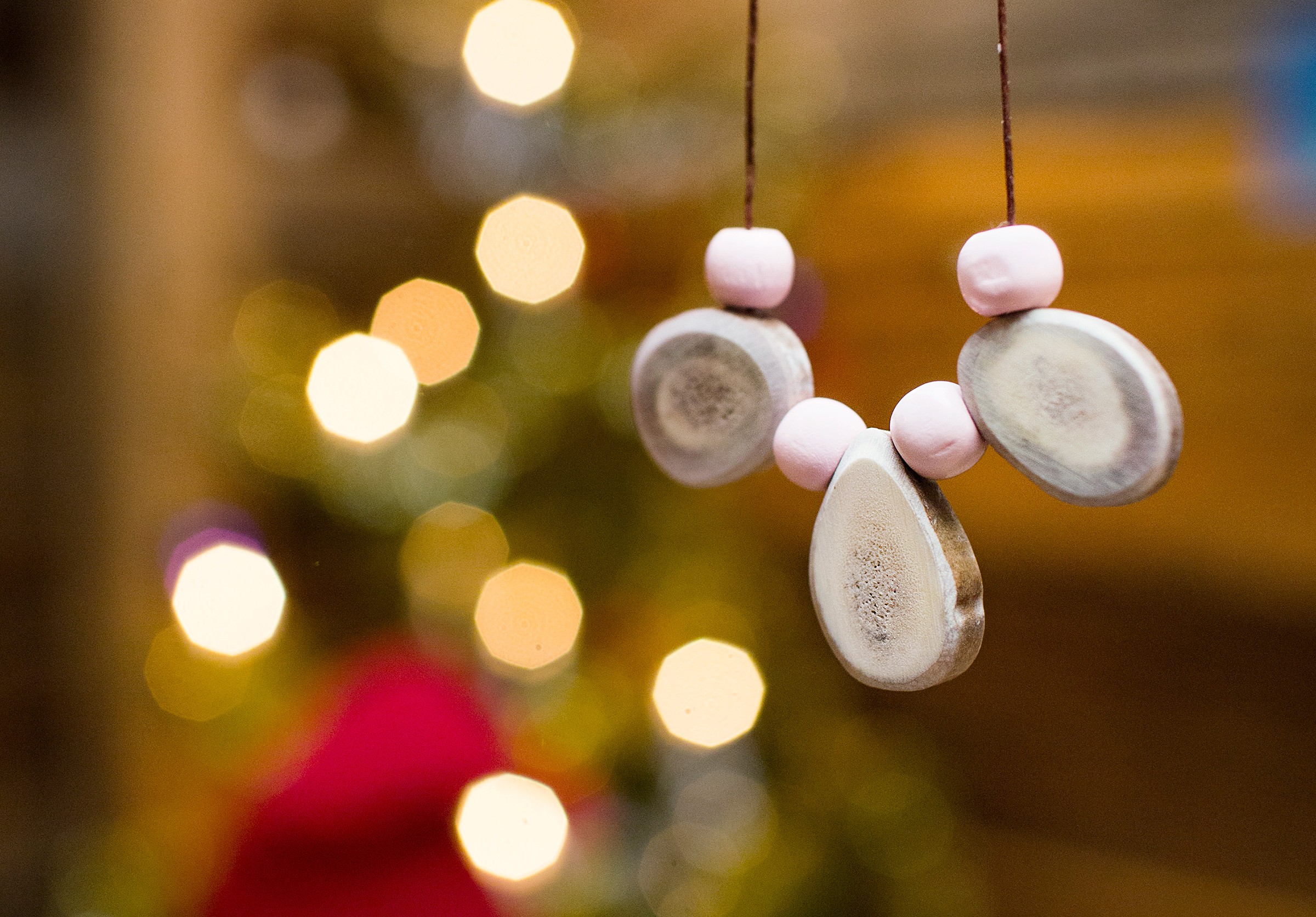 Sarvesta tehdään kaulakoru tai avaimenperä. Muori kertoo, että sarvi on uusiutuvaa raaka-ainetta.