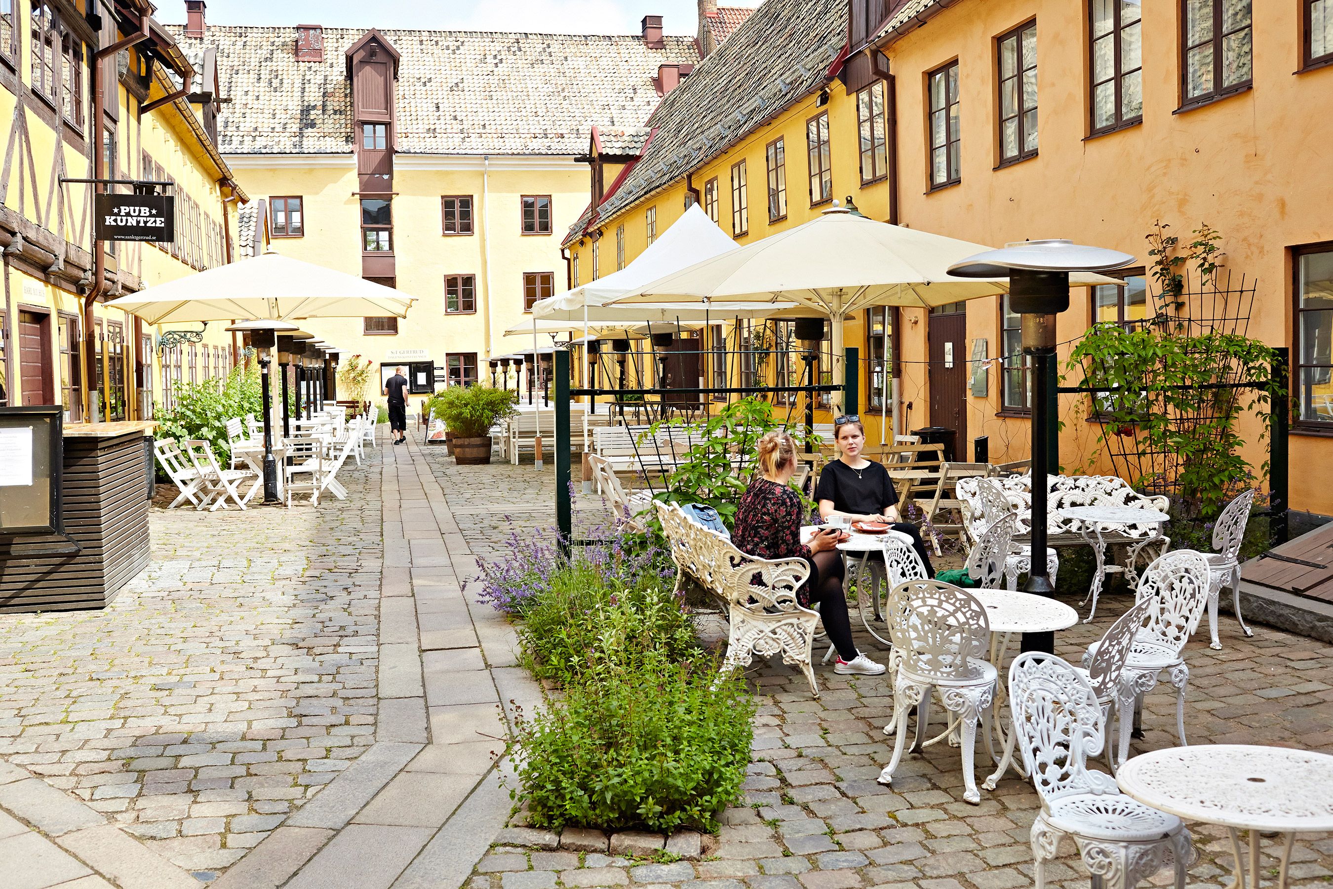 St. Jacobs Stenugnsbagerissa on sisäpiha kahvilan asiakkaille.